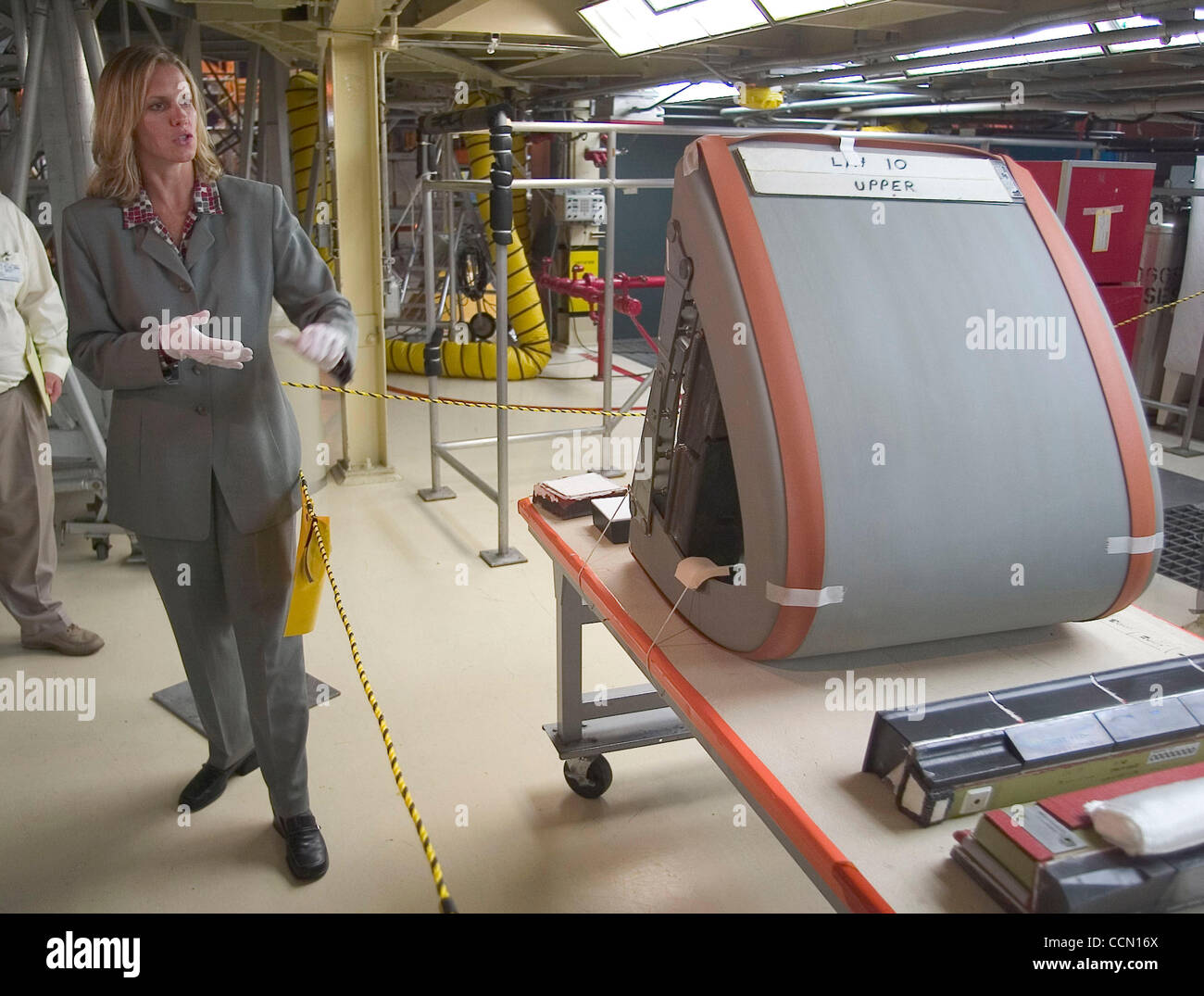 Stephanie Stilson, un vehículo de la NASA Manager utiliza una aleta para ilustrar cómo el programa Shuttle está haciendo cambios durante una conferencia de prensa en el Centro Espacial Kennedy en Cabo Cañaveral, Florida, el viernes 23 de julio de 2004. Stilson fue informar a los medios en forma de sensores que se instalarán en el ala principal Foto de stock