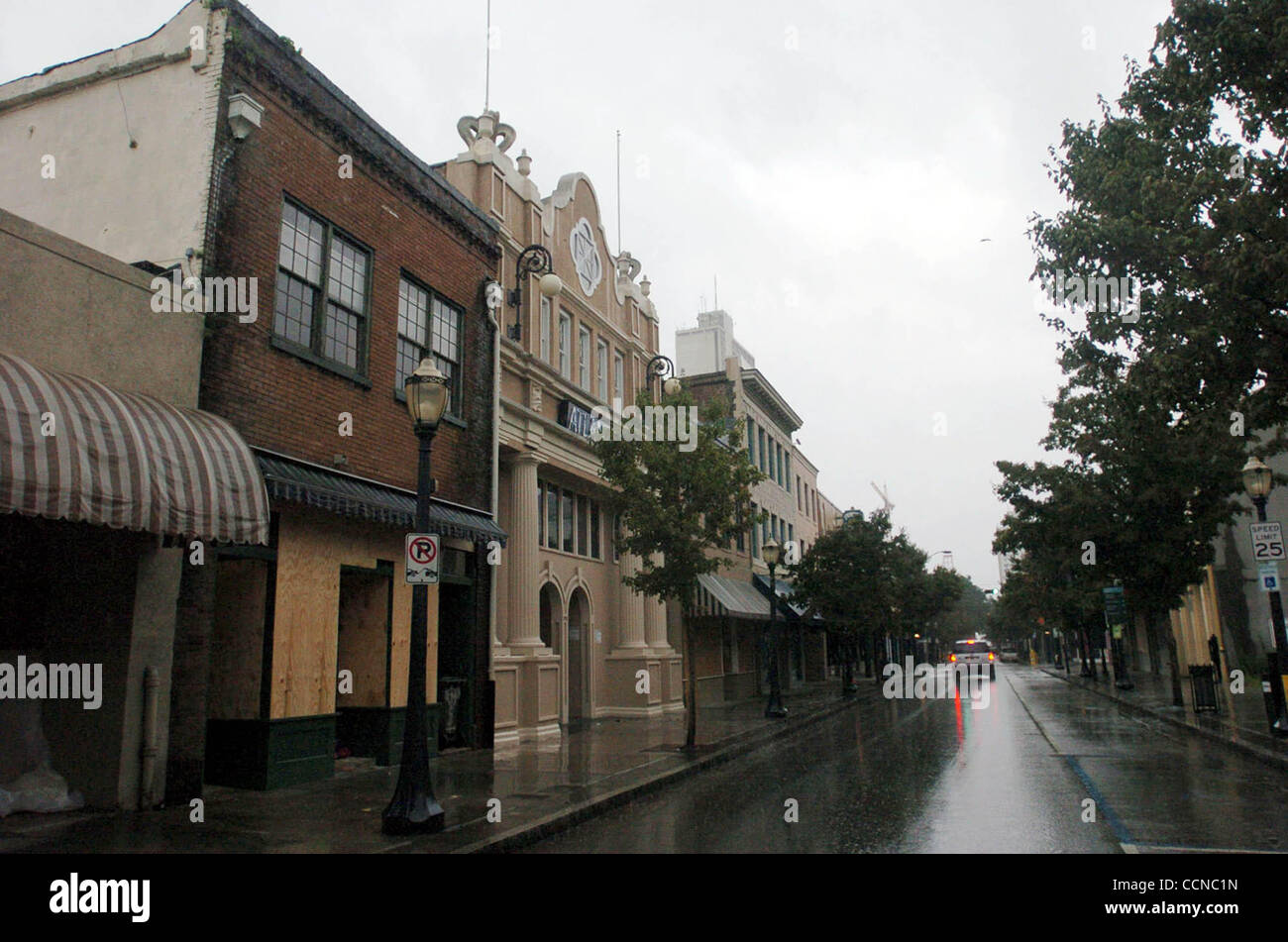 Estado - Las calles del centro de la ciudad de Mobile, Alabama, están desiertas cuando cae la noche y el Huracán Iván enfoques. 15 de septiembre, 2004. BILLY CALZADA / PERSONAL Foto de stock