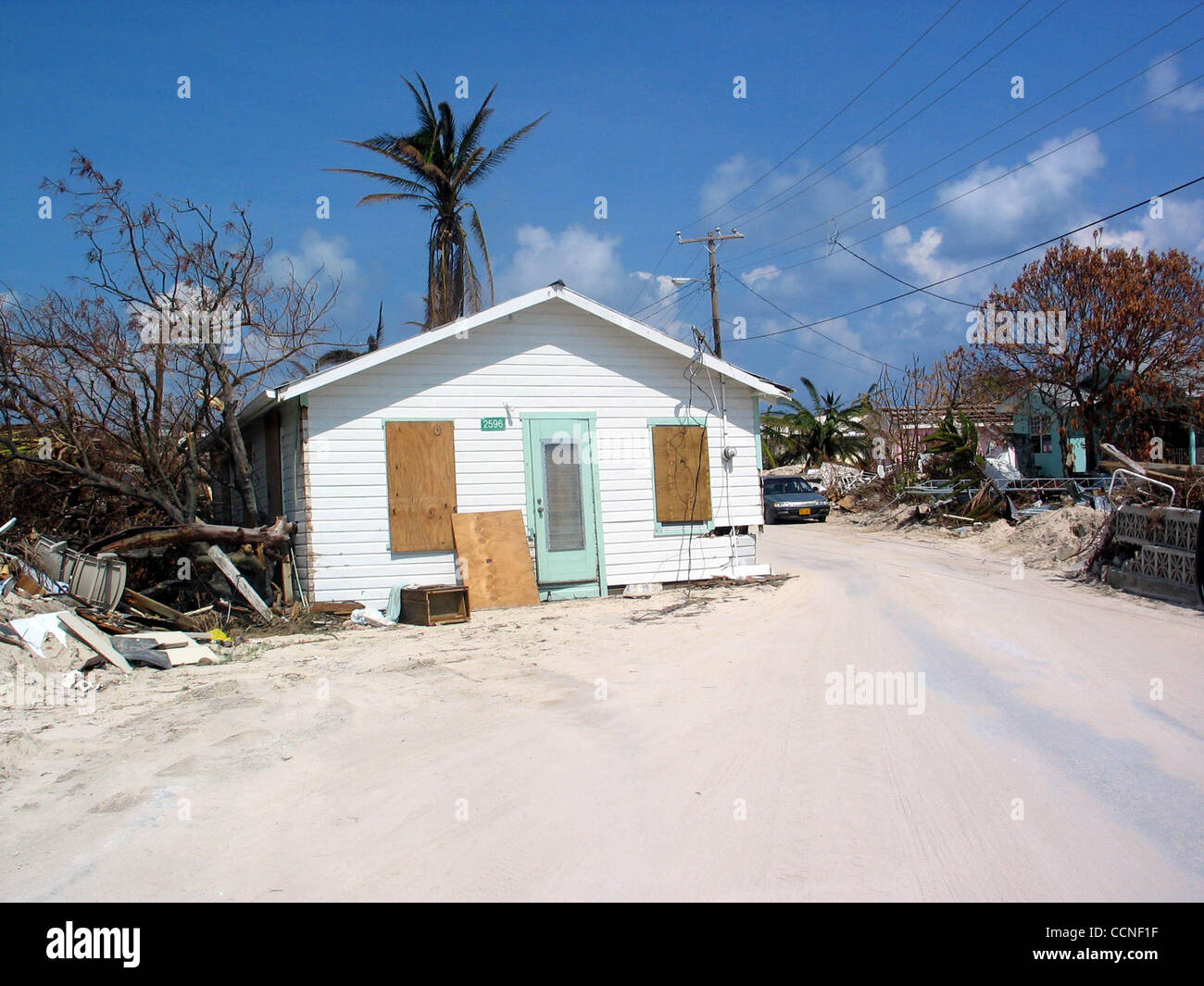 East End, Grand Cayman -- Una casa fue lanzado 100 pies por el huracán Iván y ahora se sienta en la carretera. Fotografía por Cheryl Blaccurby Foto de stock