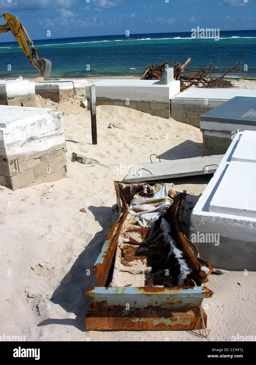 East End, Grand Cayman -- urna en el cementerio junto al mar abierto fue arrancado por el huracán Iván -- Se desconoce el paradero de los ocupantes. Fotografía por Cheryl Blaccurby Foto de stock