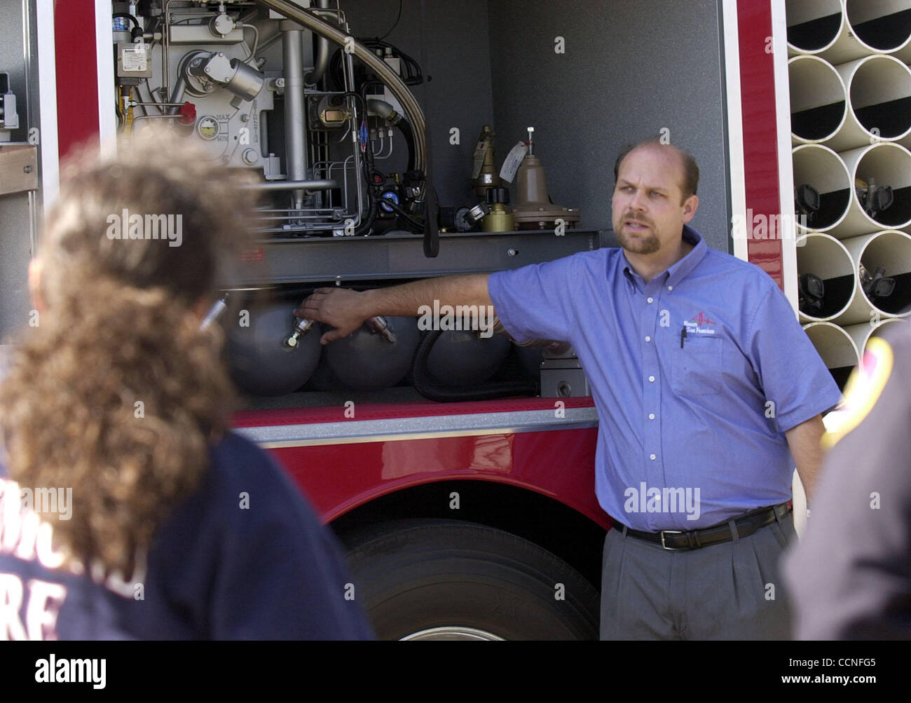 Tim Smith de Compresores Bauer habla acerca de los compresores en el camión de bomberos del departamento de bomberos local sobre el nuevo soporte respiratorio carretilla el jueves septiembre 30, 2003 en Richmond, California (Contra Costa Times/ Gregorio Urquiaga) Foto de stock