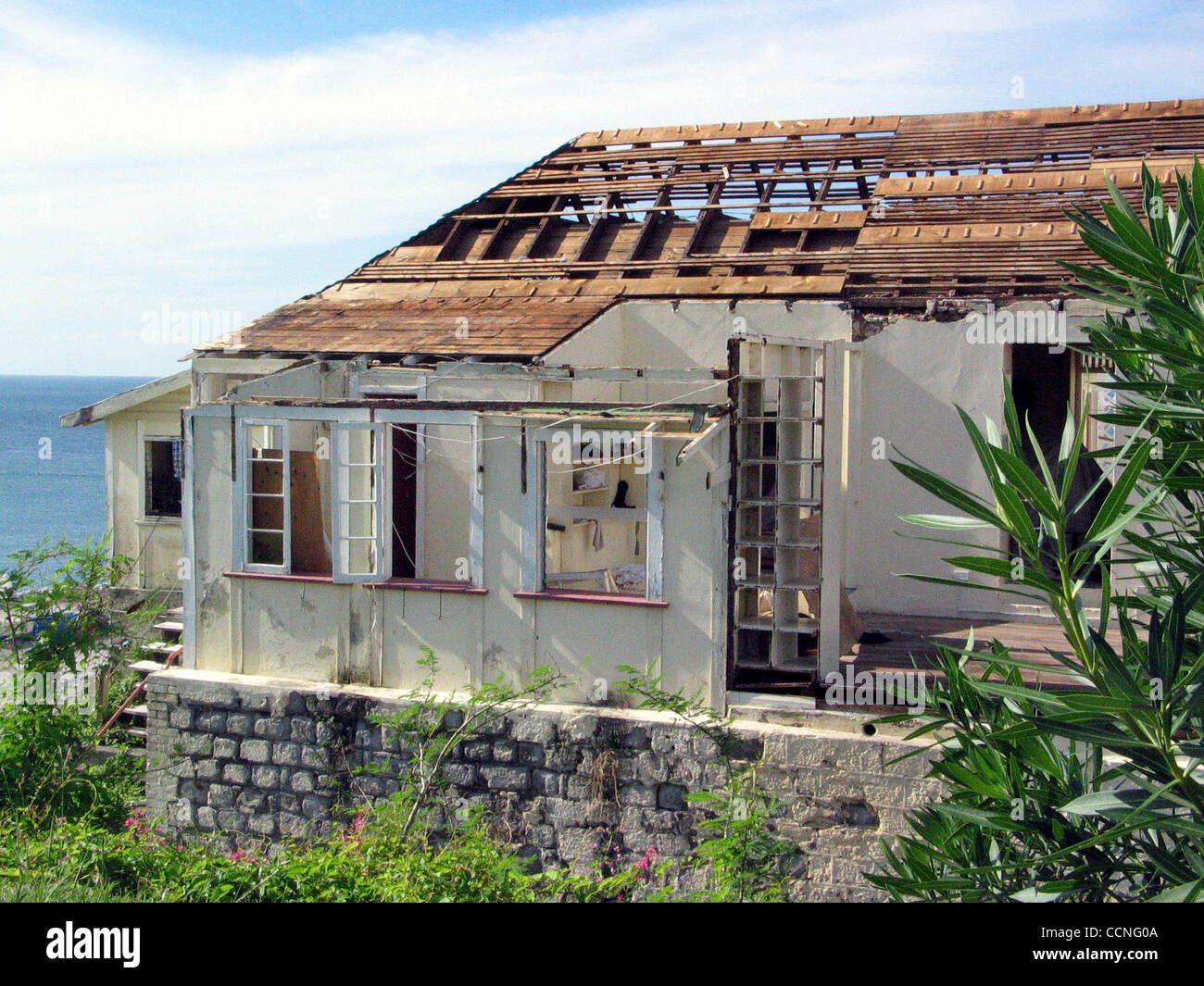 George's, Granada -- Muchas casas de la isla este aspecto, despojada de techos y paredes por el huracán Iván. Fotografía por Cheryl Blaccurby Foto de stock