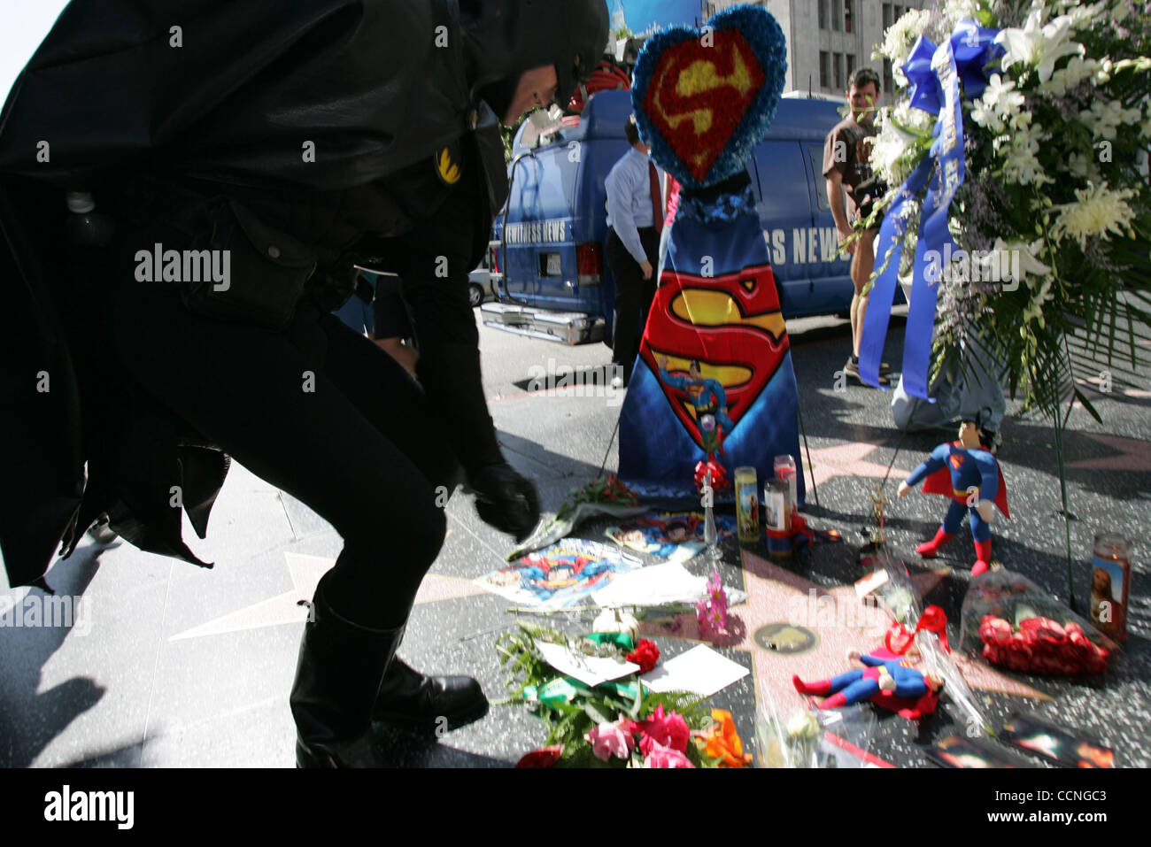 Un 'Batman' performer pone flores en "Superman" el actor Christopher Reeve  la estrella en el Paseo de la Fama de Hollywood, el lunes 11 de octubre de  2004, en Hollywood, para rendir