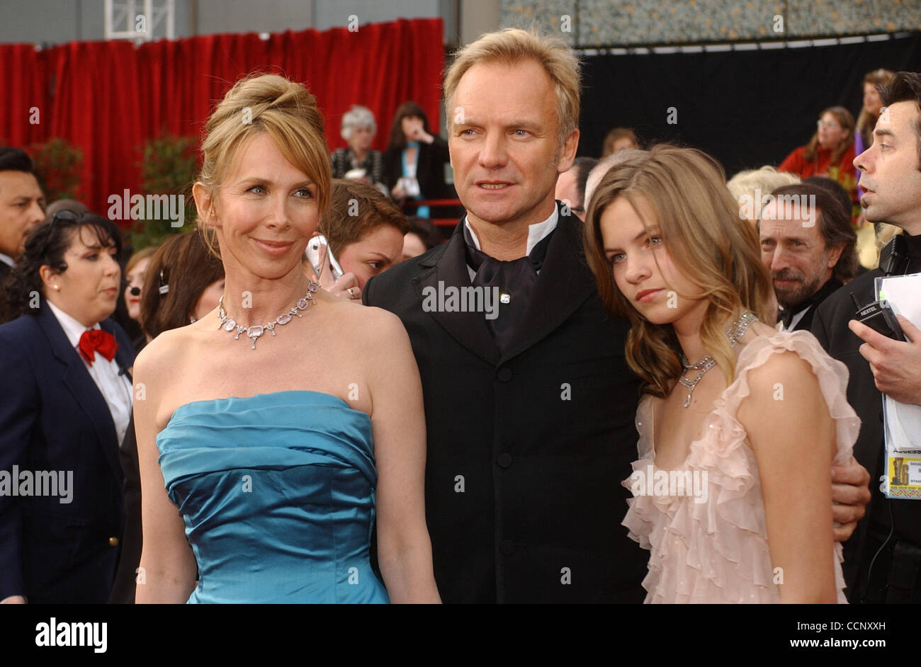 Feb 29, 2004; Hollywood, CA, EE.UU.; Oscar en 2004: el cantante Sting, mujer TRUDIE STYLER y su hija llegan a la 76ª Anual de los Premios de la academia celebrada en el Teatro Kodak de Hollywood. Foto de stock