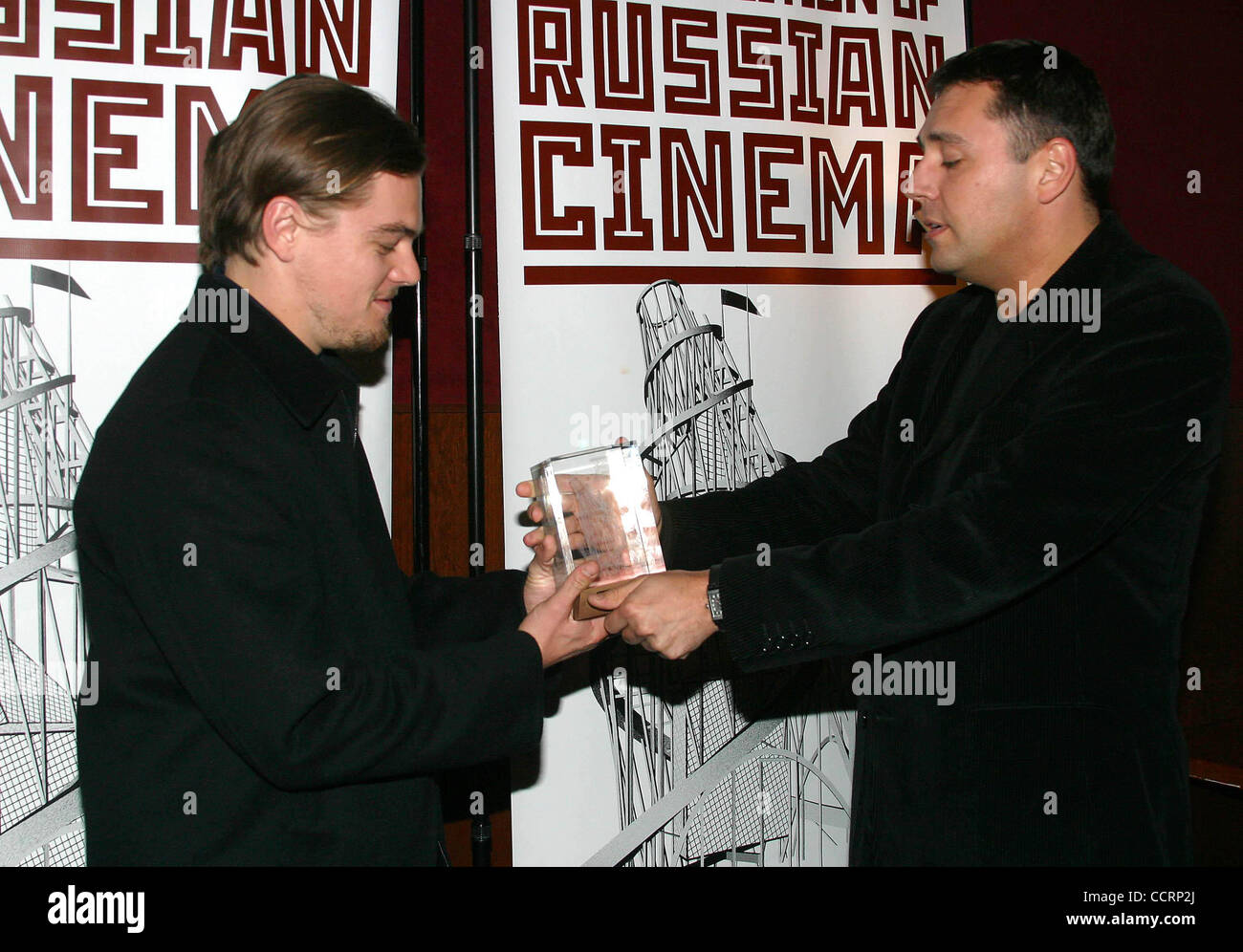 Abril 20, 2003 - Hollywood, California, EE.UU. - I7568CHW.EXCLUSIVOS DEL FESTIVAL INTERNACIONAL DE CINE ruso-Adjudicación de Leonardo Dicaprio el prestigioso premio de la torre por su contribución al cine mundial.ARCLIGHT HOLLYWOOD, Hollywood, CA .20/04/2003 . / / 2003 .Leonardo Dicaprio Y DENIS MOLTCHANOFF (1 Foto de stock