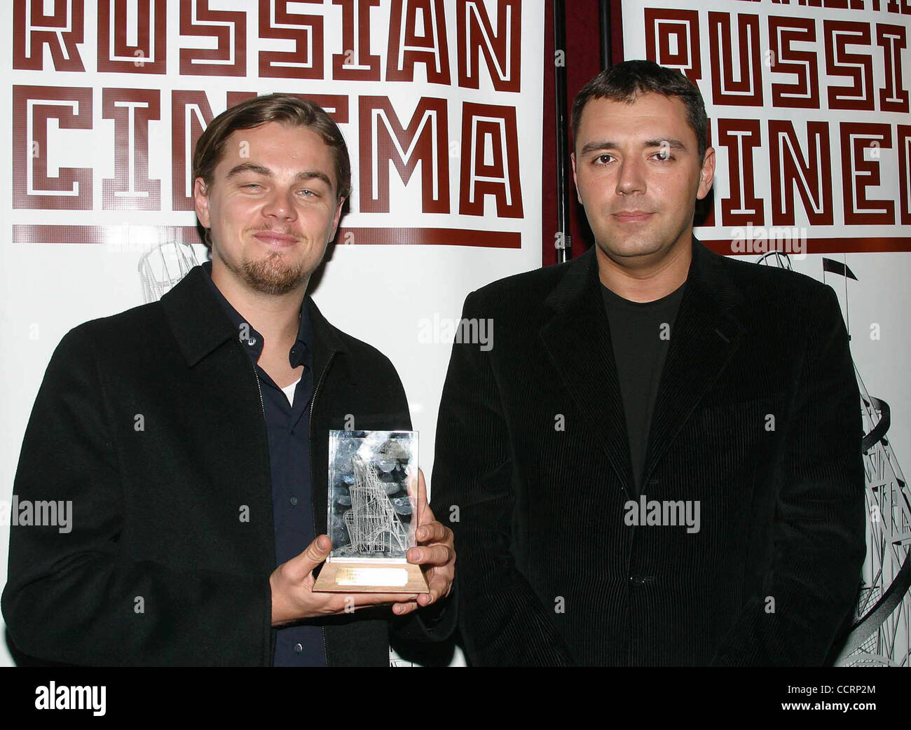 Abril 20, 2003 - Hollywood, California, EE.UU. - I7568CHW.EXCLUSIVOS DEL FESTIVAL INTERNACIONAL DE CINE ruso-Adjudicación de Leonardo Dicaprio el prestigioso premio de la torre por su contribución al cine mundial.ARCLIGHT HOLLYWOOD, Hollywood, CA .20/04/2003 . / / 2003 .Leonardo Dicaprio Y DENIS MOLTCHANOFF (1 Foto de stock