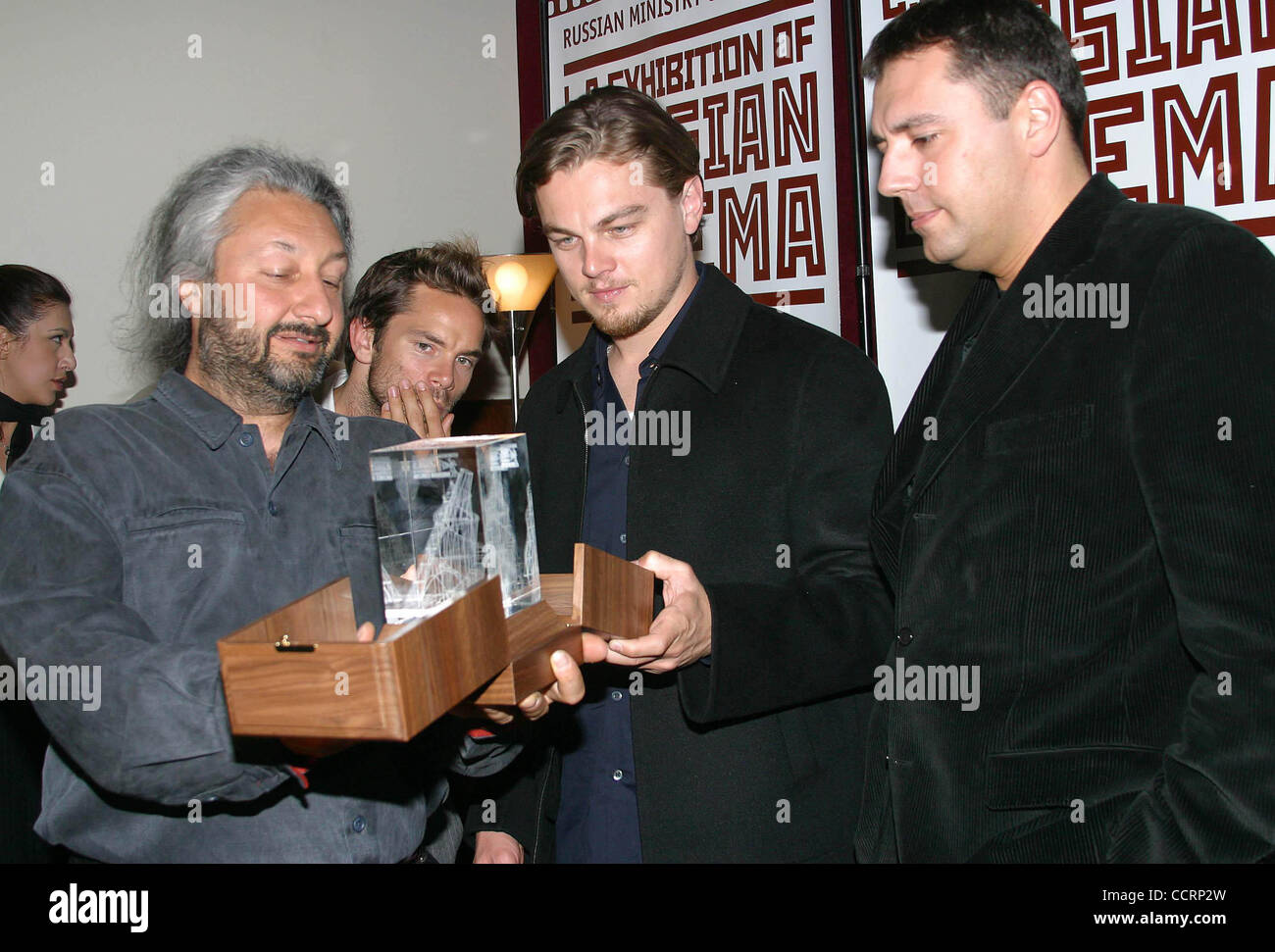 Abril 20, 2003 - Hollywood, California, EE.UU. - I7568CHW.EXCLUSIVOS DEL FESTIVAL INTERNACIONAL DE CINE ruso-Adjudicación de Leonardo Dicaprio el prestigioso premio de la torre por su contribución al cine mundial.ARCLIGHT HOLLYWOOD, Hollywood, CA .20/04/2003 . / / 2003 .STAS NAMIN (productor del festival y presiden Foto de stock