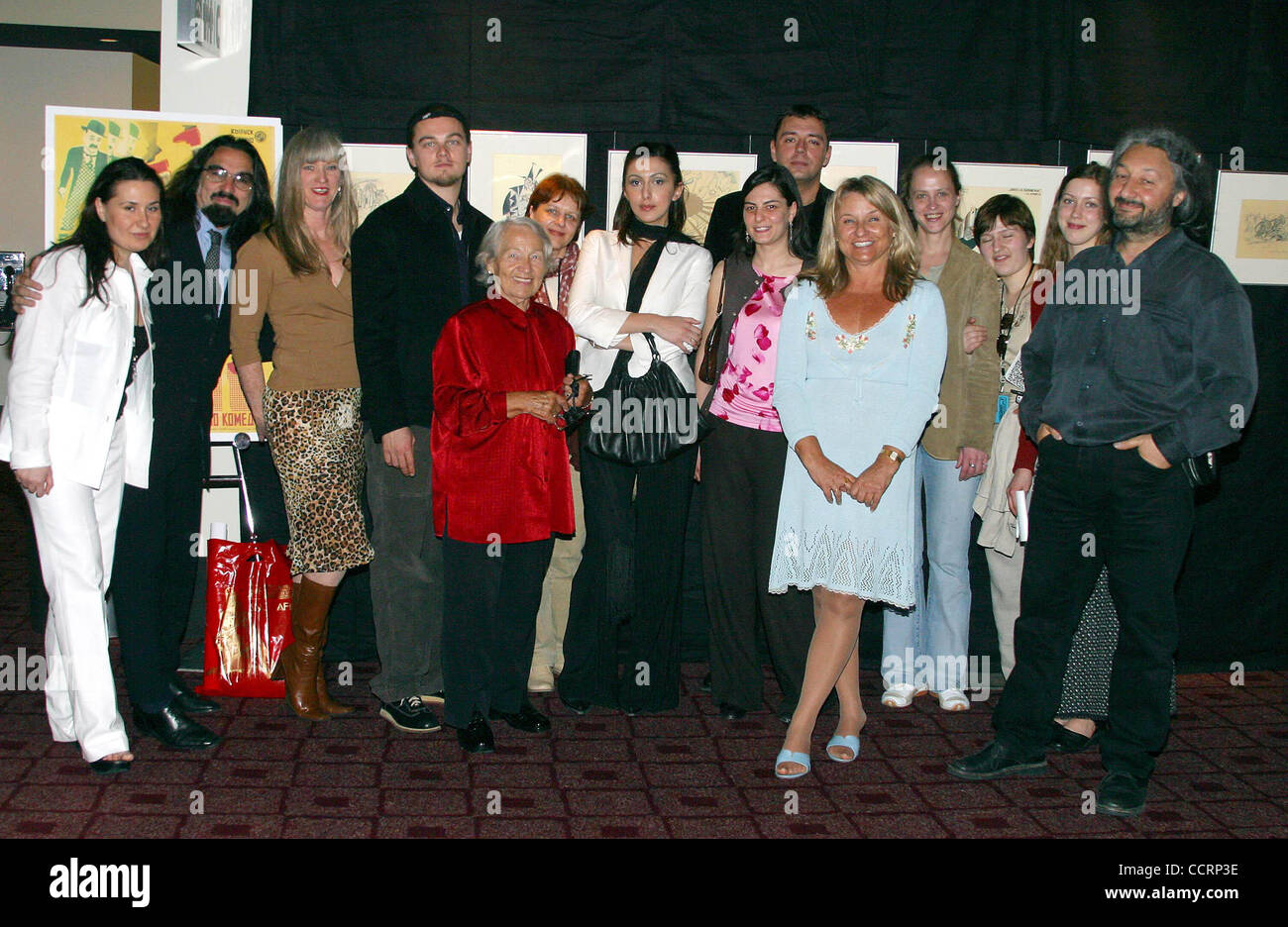 Abril 20, 2003 - Hollywood, California, EE.UU. - I7568CHW.EXCLUSIVOS DEL FESTIVAL INTERNACIONAL DE CINE ruso-Adjudicación de Leonardo Dicaprio el prestigioso premio de la torre por su contribución al cine mundial.ARCLIGHT HOLLYWOOD, Hollywood, CA .20/04/2003 . / / 2003 .Leonardo Dicaprio- celebra con la familia Foto de stock