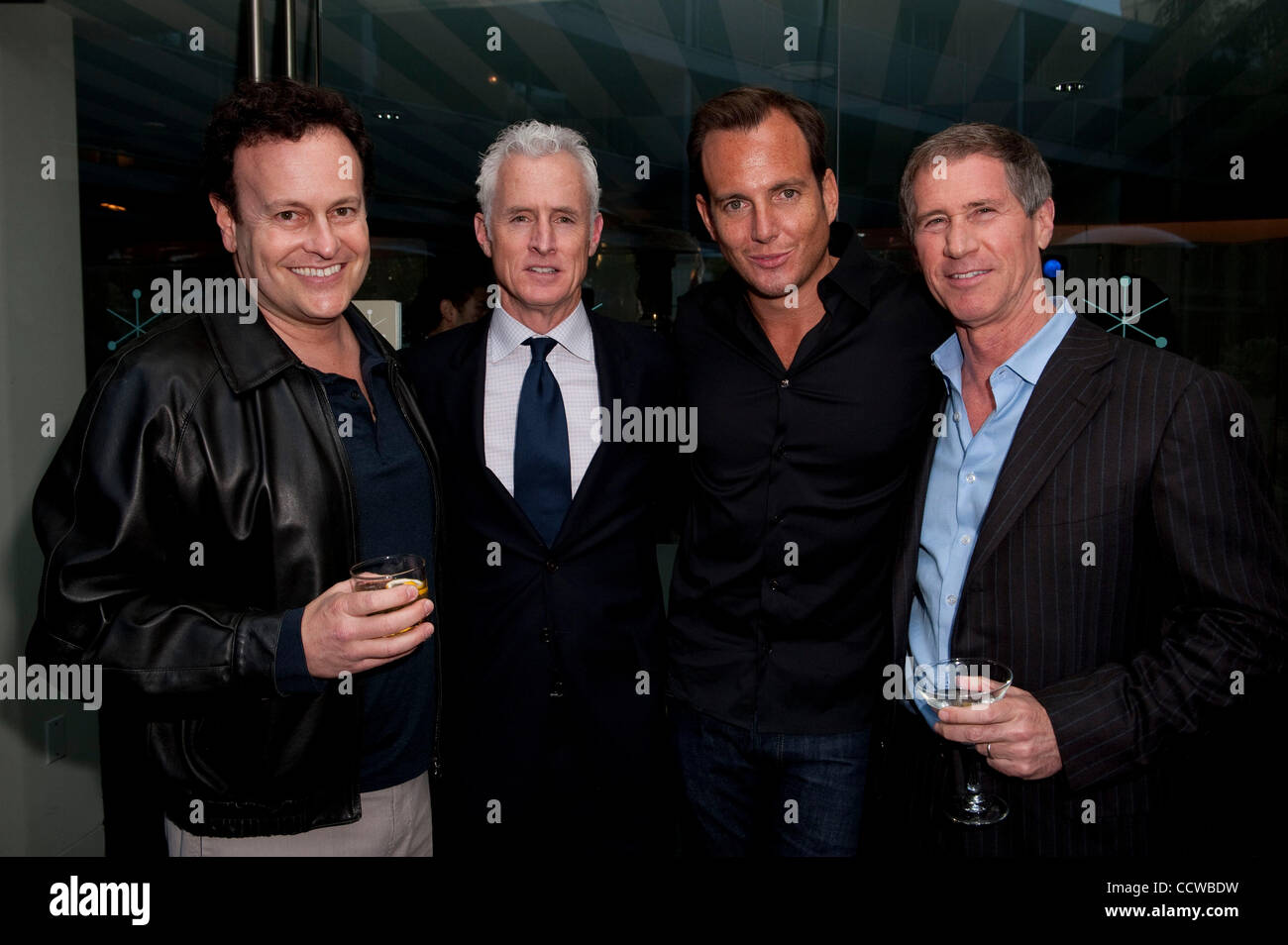 Mayo 24, 2010 - Beverly Hills, California, EE.UU. - Lionsgate Co-presidente ejecutivo y CEO Jon Feltheimer ( derecha) plantea el productor ejecutivo MITCH HURWTIZ y actores como John SLATTERY y ARNETT en la exclusiva piscina parte de .Lionsgate talento en el Hotel Avalon. (Crédito de la Imagen: © Lisa Rose/ZUMA Foto de stock