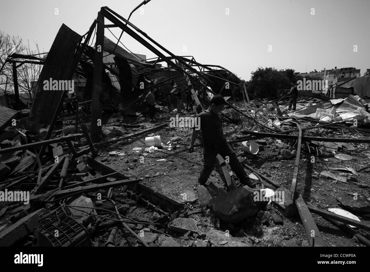 Abr 02, 2010 - La Ciudad de Gaza, franja de Gaza - los palestinos encuesta los daños después de un ataque israelí que fue en represalia por un ataque con cohetes palestinos. (Crédito de la Imagen: © Wissam Nassar/ZUMA Press) Foto de stock