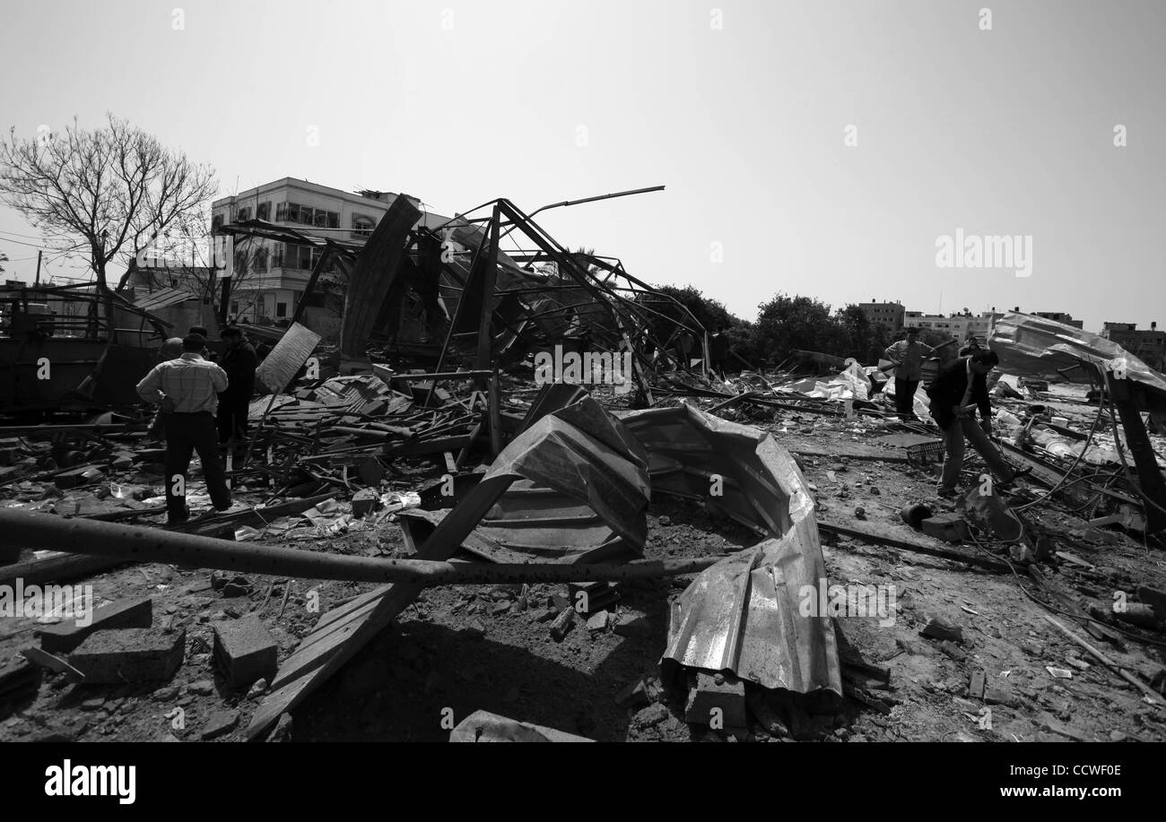 Abr 02, 2010 - La Ciudad de Gaza, franja de Gaza - los palestinos encuesta los daños después de un ataque israelí que fue en represalia por un ataque con cohetes palestinos. (Crédito de la Imagen: © Wissam Nassar/ZUMA Press) Foto de stock