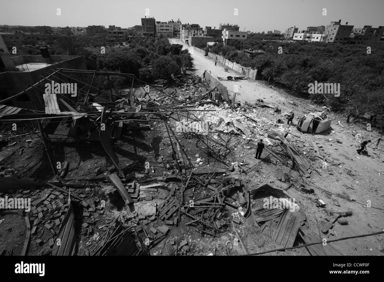 Abr 02, 2010 - La Ciudad de Gaza, franja de Gaza - los palestinos encuesta los daños después de un ataque israelí que fue en represalia por un ataque con cohetes palestinos. (Crédito de la Imagen: © Wissam Nassar/ZUMA Press) Foto de stock