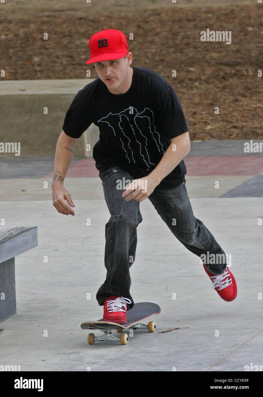 Skateboarder Rob Dyrdek está patinando en la inauguración de un skate