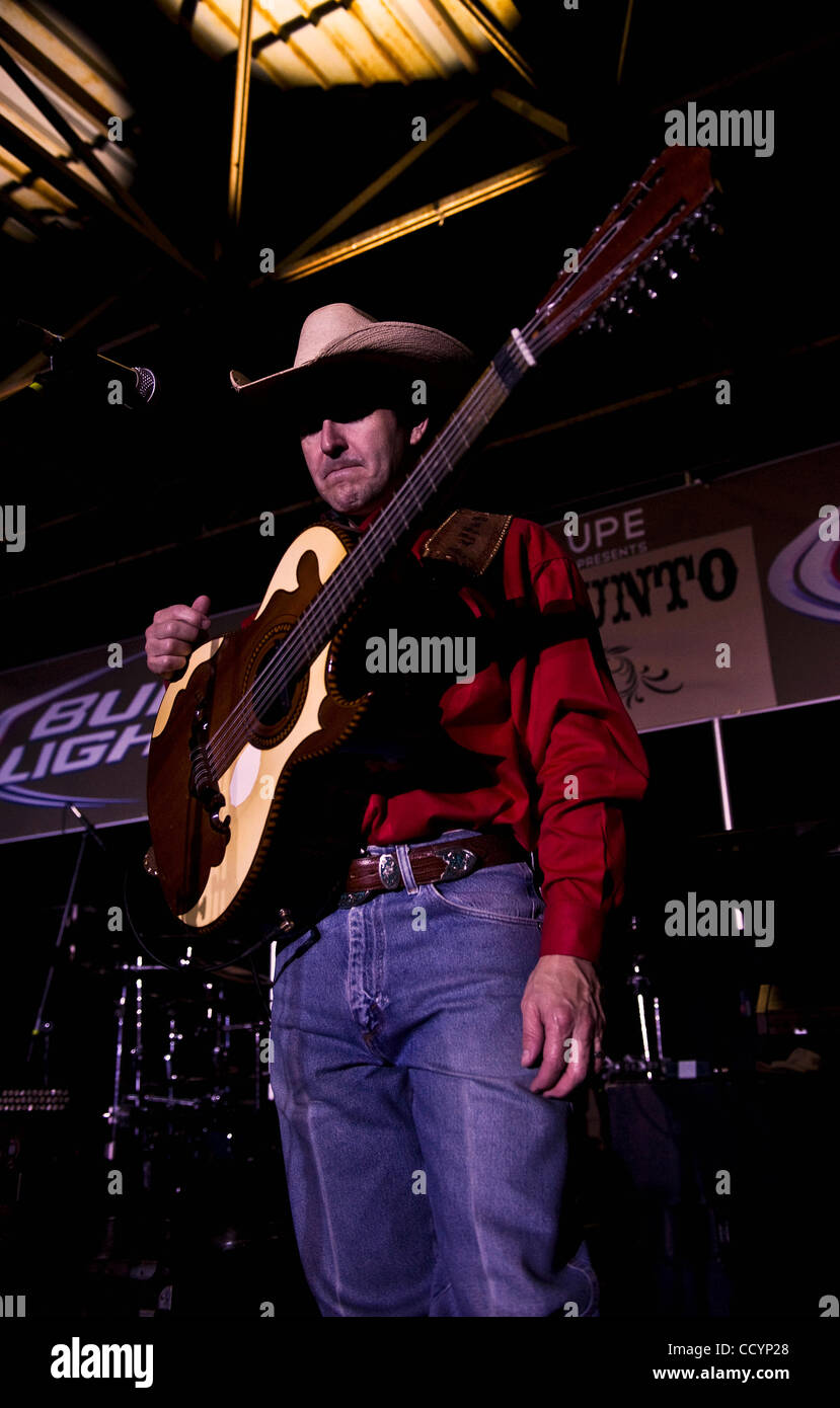 Mayo 13, 2010 - San Antonio, Texas, . - Billy O'Rourke de la banda David  Lee Garza y los musicales en la 29ª anual de Tejano Conjunto Festival  producido por el Guadalupe