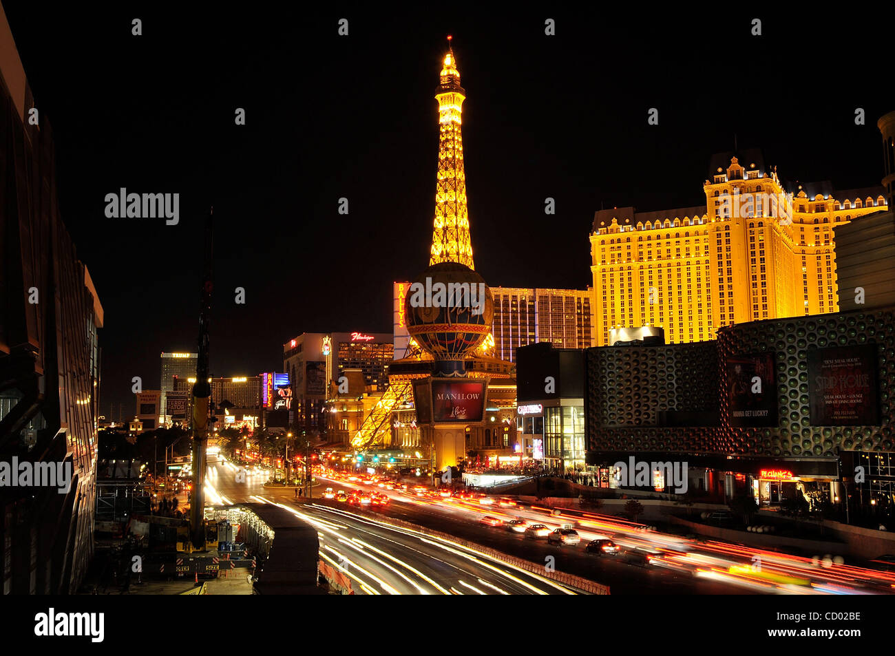 Marzo 27, 2010 - Las Vegas, Nevada, EE.UU. - El Strip de Las Vegas se  oscurece lentamente durante un acontecimiento que marca la hora del planeta  2010. Varios países alrededor del mundo