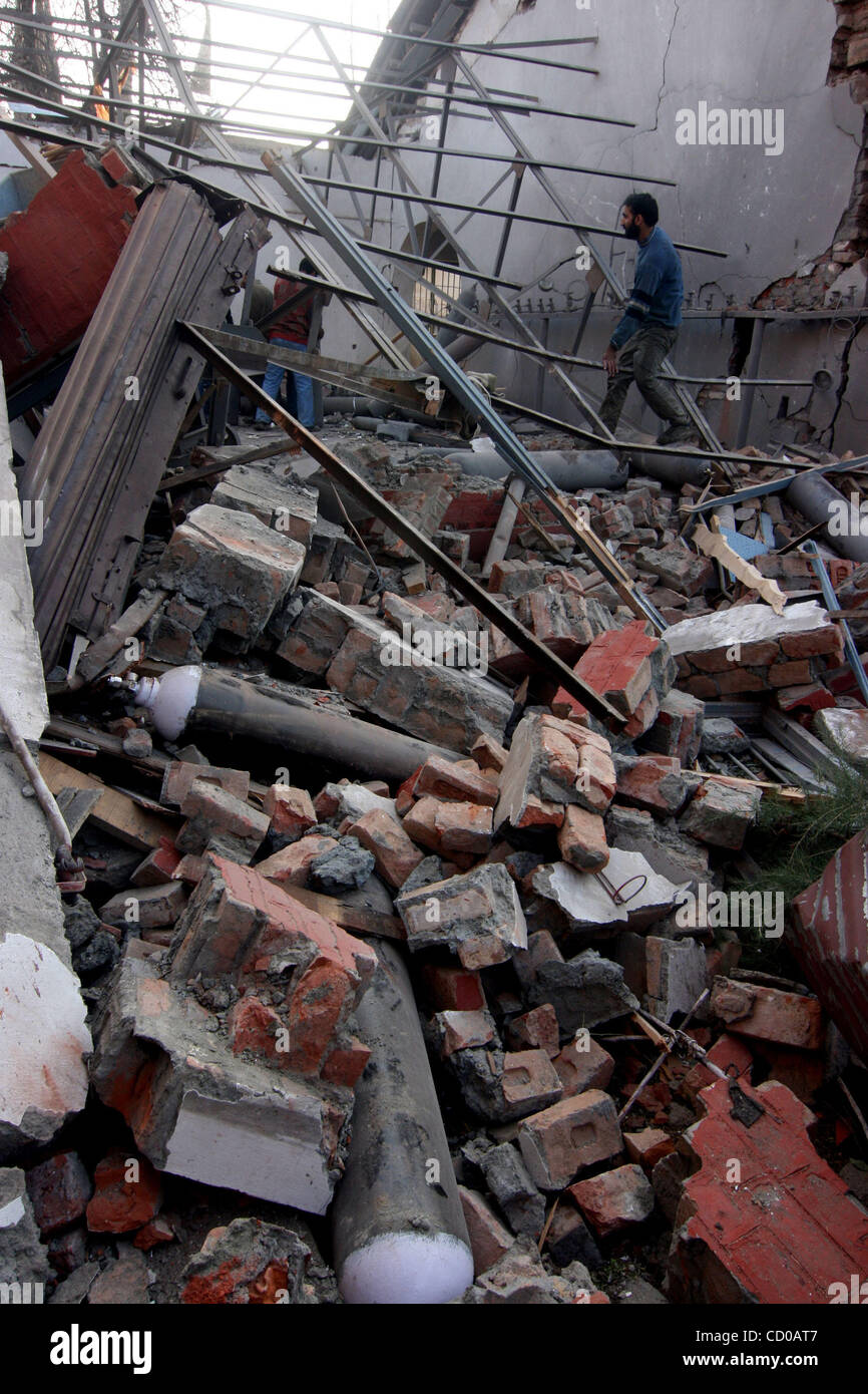 Un hombre camina de Cachemira en el lado de los escombros de una fábrica destruida tras una explosión accidental en Srinagar la captial de verano indio de Cachemira el 22 de noviembre de 2008. Dos personas murieron y otros dos resultaron gravemente heridos tras una explosión de cilindro de oxígeno dentro de una fábrica, dijo la policía. Foto/Altaf Foto de stock