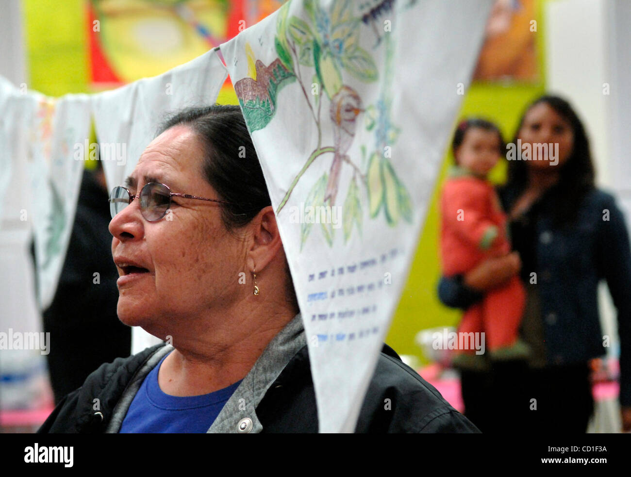 Andrea Pérez (CQ, izquierda) está al lado de su bandana en una exhibición  en el centro de barrio de Washington con pañuelos de colores, que las  mujeres visten de campesinos para protegerse