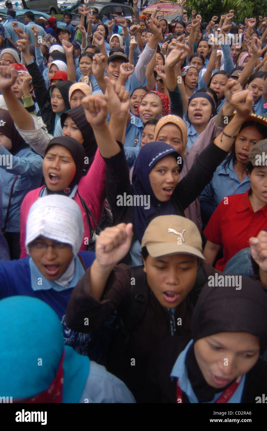 Labourers adidas indonesia during protest fotografías e imágenes de alta  resolución - Alamy