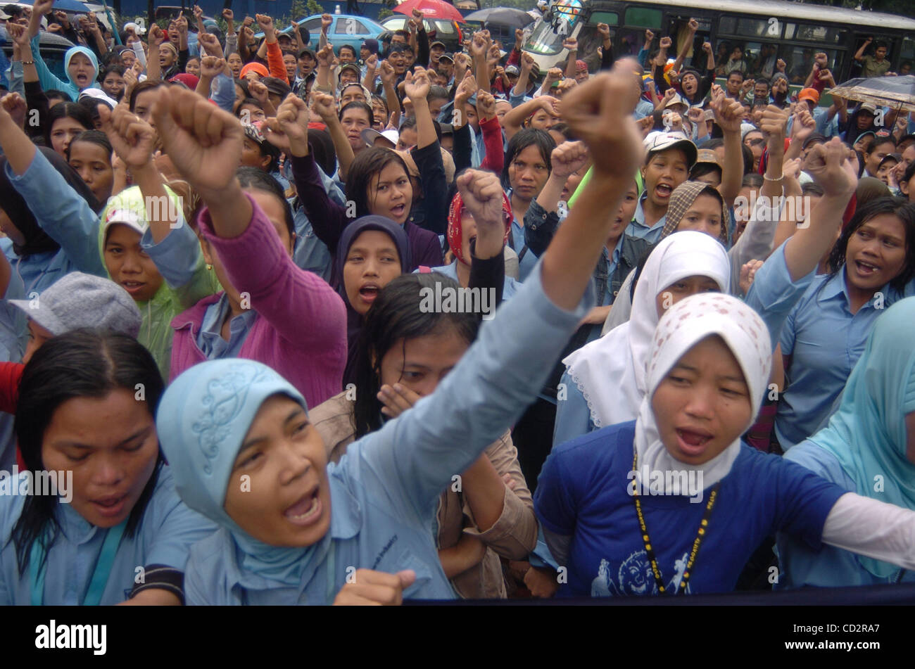 Los obreros levantar sus puños durante una protesta fuera de la Adidas  oficina en Yakarta, Indonesia, 19 de marzo de 2008. Cientos de trabajadores  de Indonesia Indonesia de fábricas de zapatos Adidas