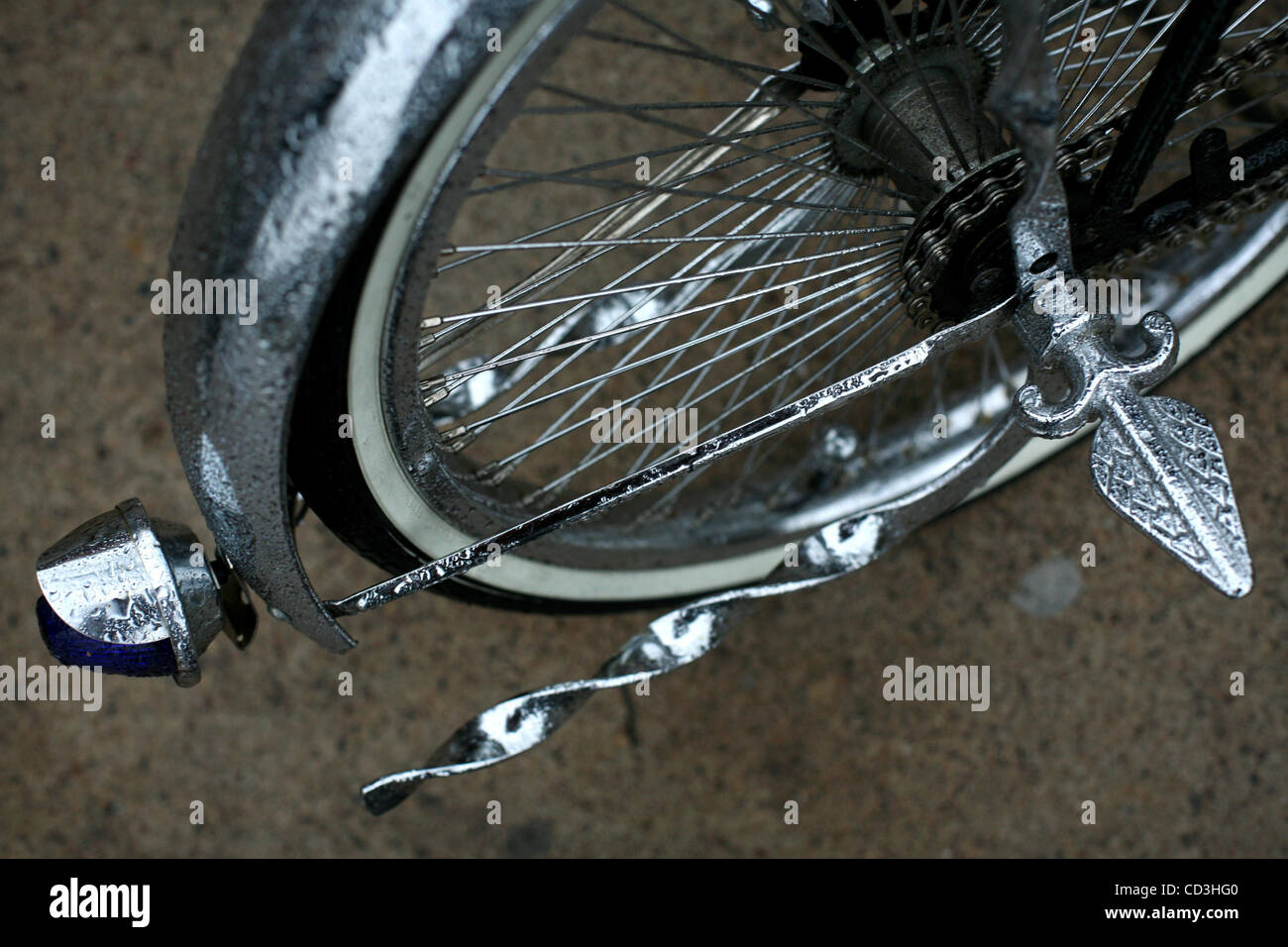 JENNIFER SIMONSON â€¢ Jsimonson@startribune.com St. Paul, MN-Mayo 2, 2008]  Lowrider bicicletas y coches, se encontraban en exhibición en la lluvia en  el festival del Cinco de Mayo en el distrito de San