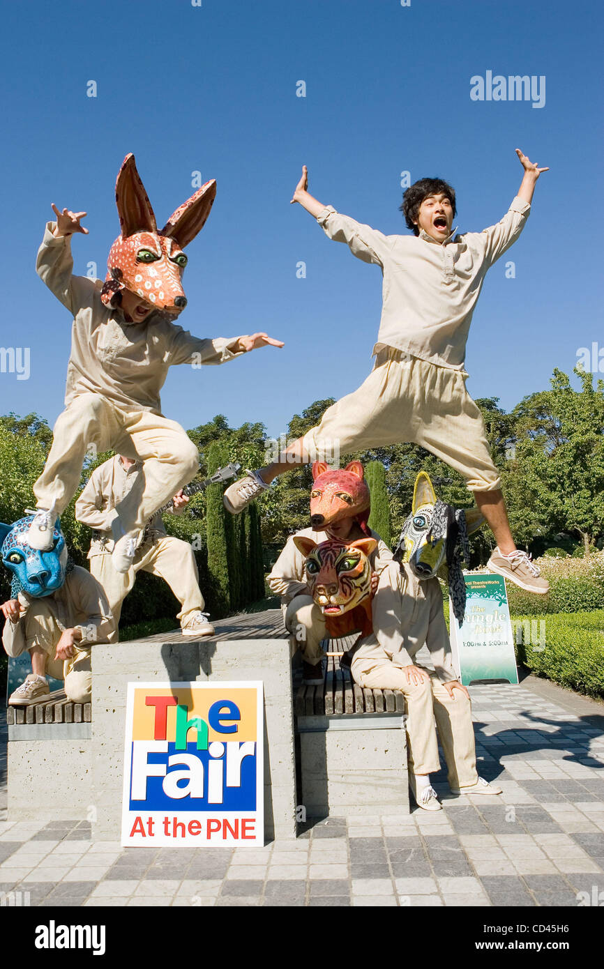 Tracy poderes (L, juega Tabaqui) y Luka Kawabata (R, desempeña Mowgli)  salto en el aire como ellos y otros miembros de la compañía de teatro local  TheaterWorks Musical demuestran un nuevo estilo