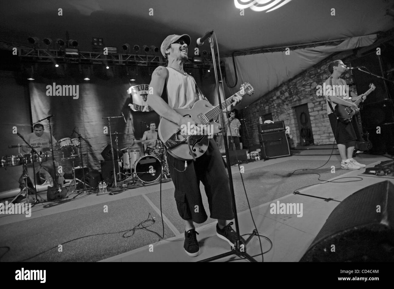 Septiembre 25, 2008 - Austin, Texas, EE.UU. - cantante / Guitarrista MANU  CHAO actúa en directo en su gira 2008 hace una parada en Stubbs Bar B Que  ubicado en el centro