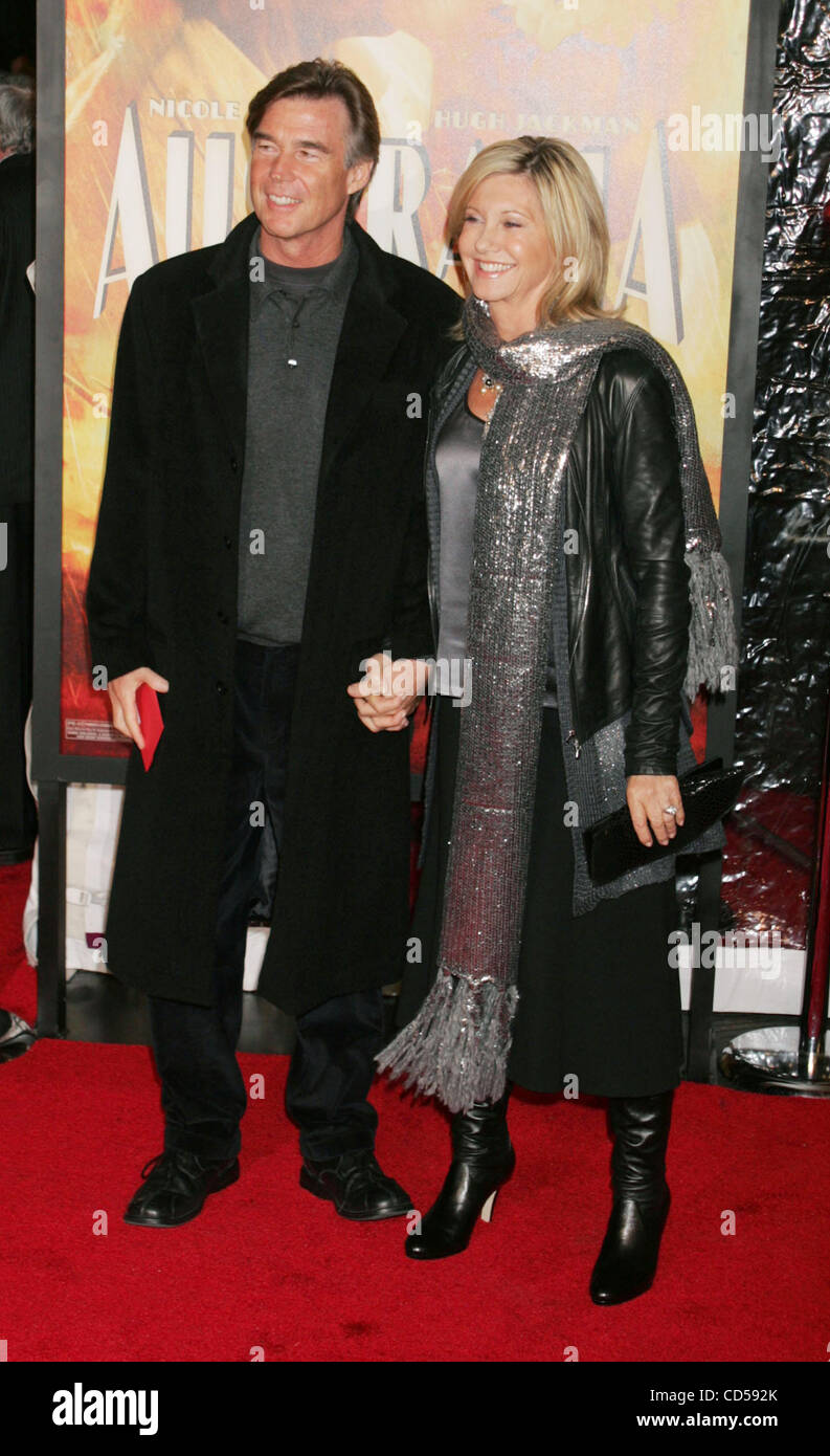 Nov 24, 2008 - Nueva York, NY, EE.UU. - John EASTERLING y cantante Olivia Newton John en Nueva York en el estreno de "Australia", celebrado en el Teatro Ziegfeld. (Crédito de la Imagen: © Nancy Kaszerman/ZUMA Press) Foto de stock