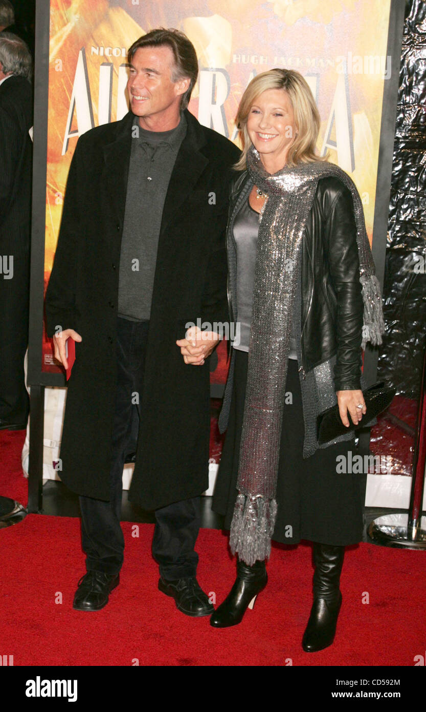 Nov 24, 2008 - Nueva York, NY, EE.UU. - John EASTERLING y cantante Olivia Newton John en Nueva York en el estreno de "Australia", celebrado en el Teatro Ziegfeld. (Crédito de la Imagen: © Nancy Kaszerman/ZUMA Press) Foto de stock