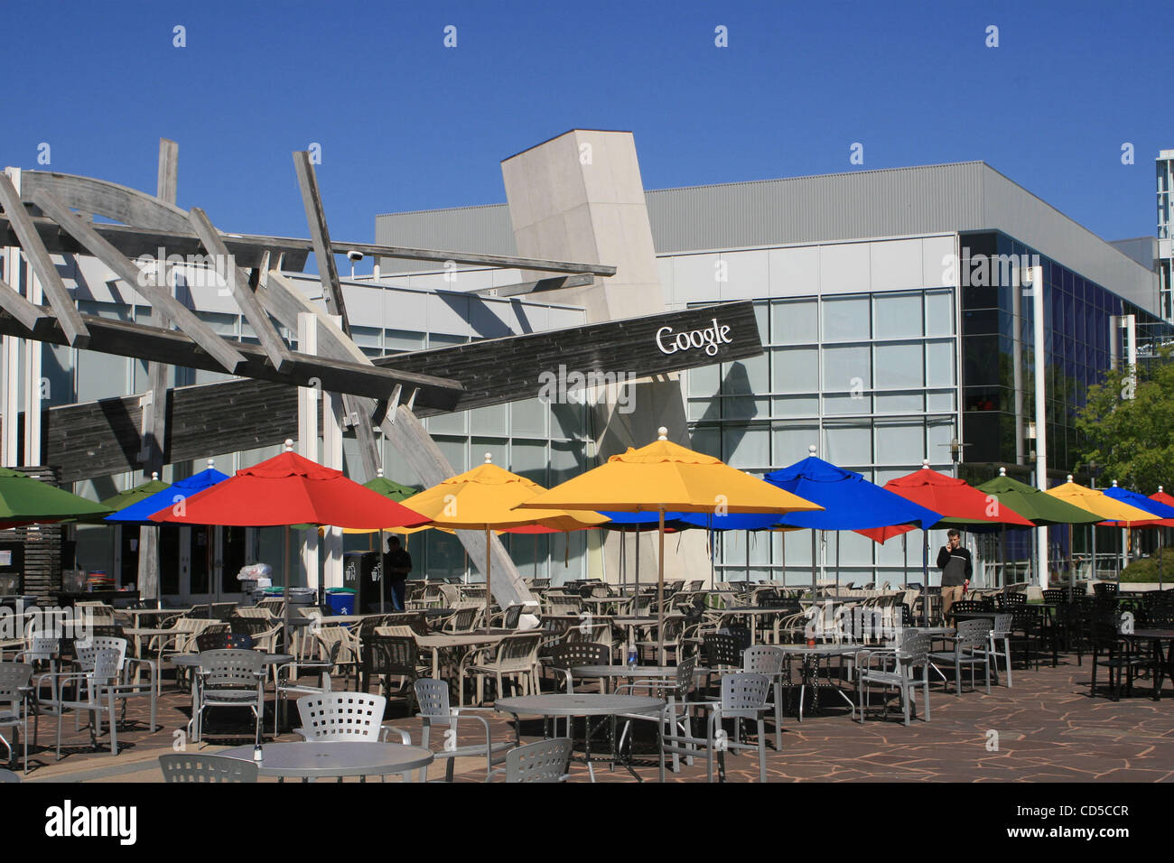 Apr 15, 2008 en Mountain View, California, EE.UU. - La sede de Google,  situado en Mountain View, California, en el corazón de Silicon Valley.  Serie de fotos muestra famosos edificios, terrenos, gente,