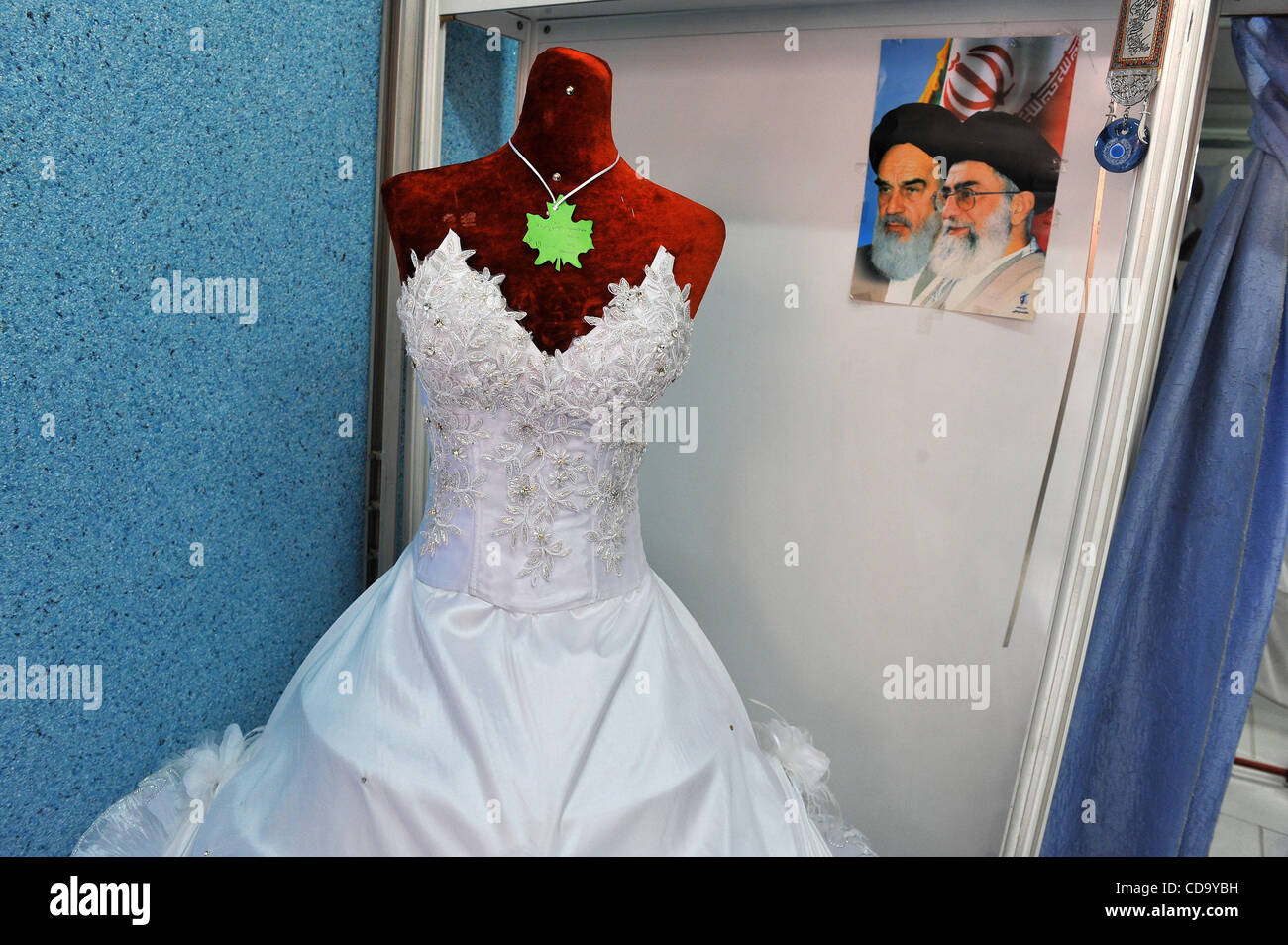 Jul 28, 2010 - Teherán, Irán - vestidos de novia en una tienda en el centro  de la ciudad (Crédito de la Imagen: © Ali Mohammadi/ZUMApress.com  Fotografía de stock - Alamy