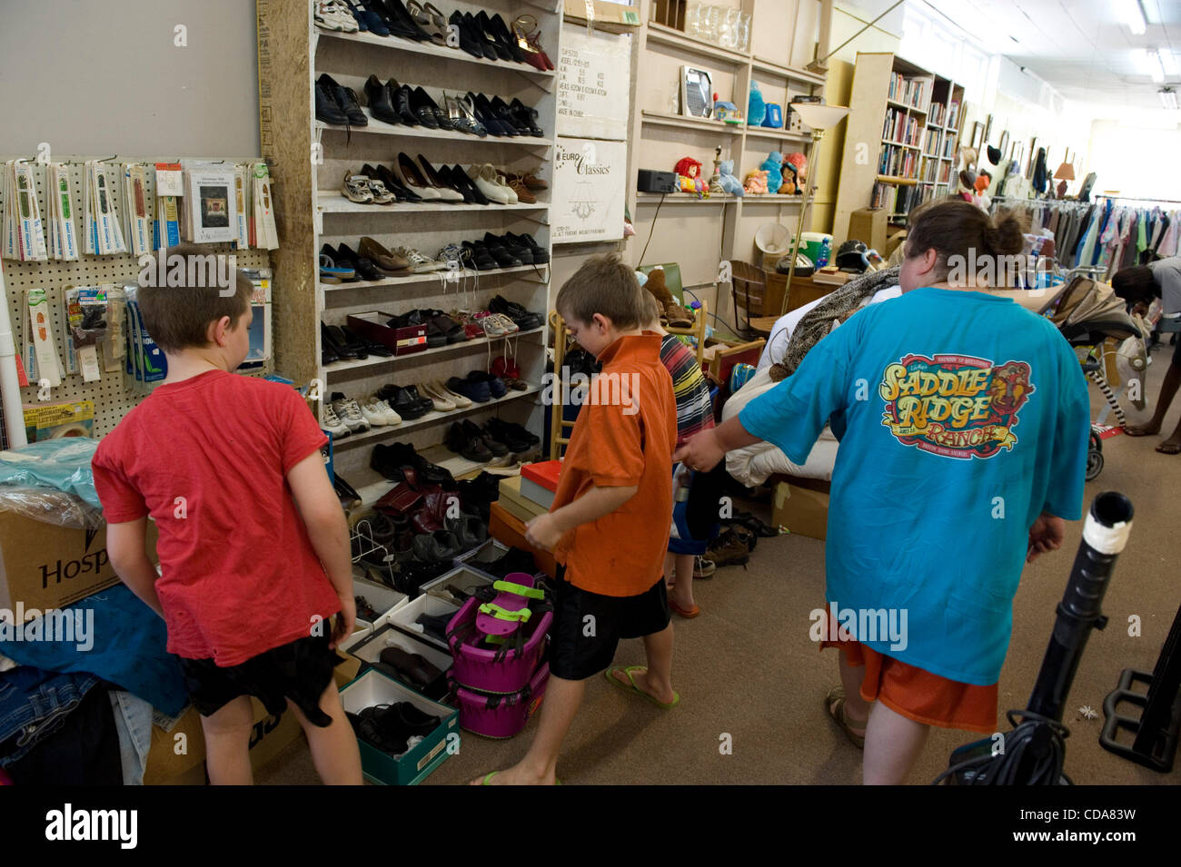 Rockmart, Georgia -- luchando financieramente madre con sus tres hijos,  analizar el Ministerio Helping Hands thrift store, buscando entre los  artículos donados para zapatos y ropa para el año escolar. ©Robin  Nelson/Zuma