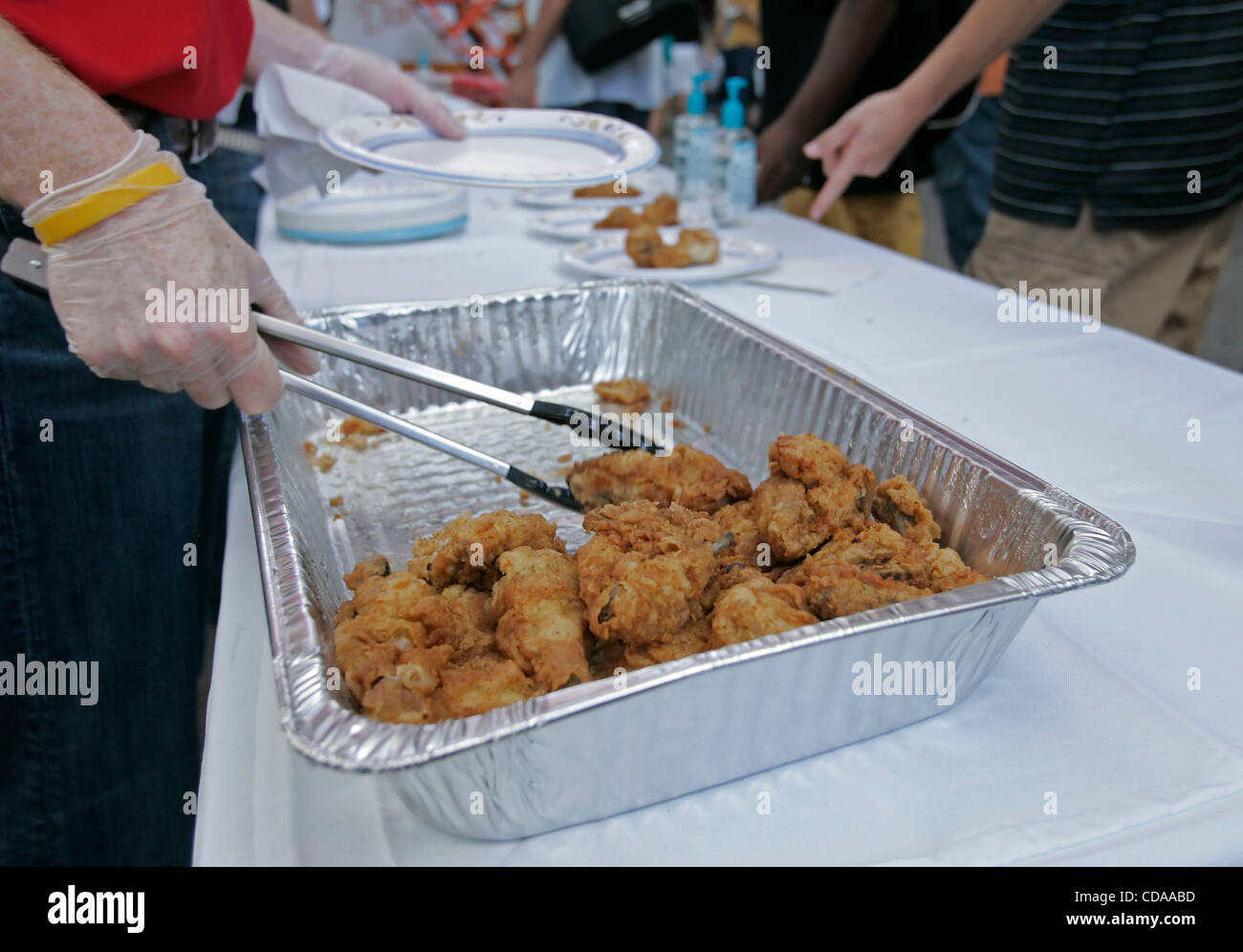 Un empleado de KFC sirve libre trozos de pollo frito en el 70ª aniversario  de su fundador, el Coronel Harland Sanders' receta original patentado  