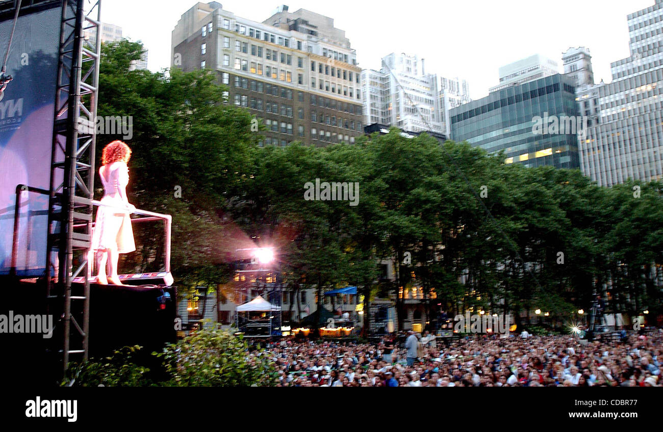 K31193AR.''Broadway bajo las estrellas'' concierto público gratuito.EN EL PARQUE BRYANT EN NUEVA YORK Nueva York, 06/16/2003. / 2003(Crédito Imagen: Â© Andrea Renault/Globe Photos/ZUMAPRESS.com) Foto de stock