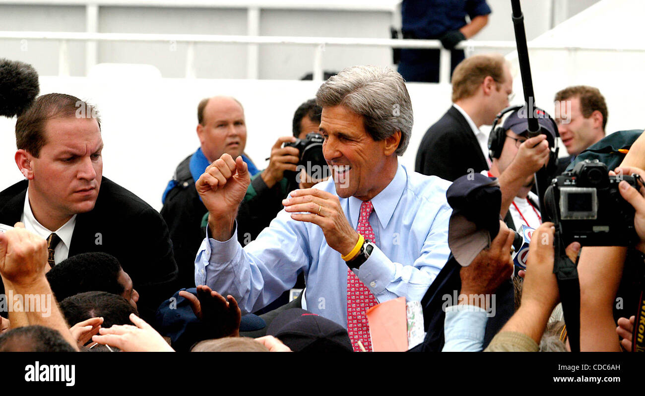 K38533AR.JOHN KERRY llega en el Boston Harbor DNC para asistir a