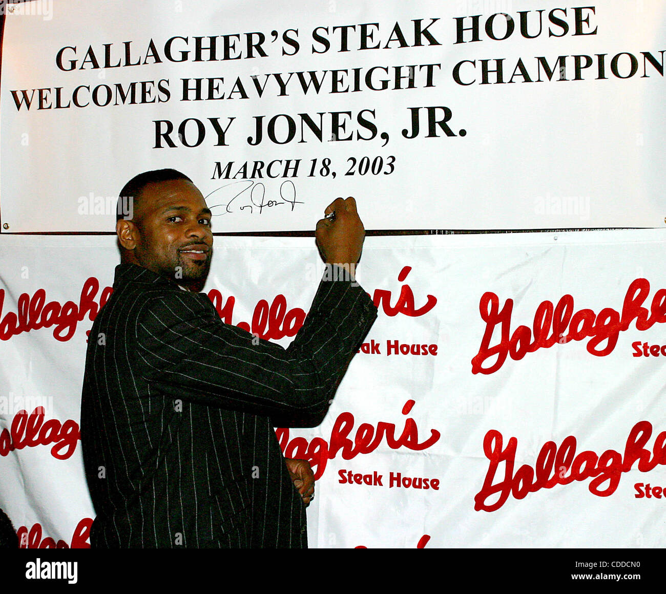 El 1 de enero, 2011 - Nueva York, Nueva York, EE.UU. - K29659RM0318 SD.''Gallagher's Steak House'' CELEBRA CAMPEÓN DE PESO PESADO en tres categorías de peso ''ROY JONES, JR''. .El 33-años de viejas cortinas A SÍ MISMO CON NO MENOS DE SEIS CORREAS EN UN TÍTULO PUBLINew York PREGONABA EN NUEVA YORK Nueva York. / 2003(Credit Foto de stock