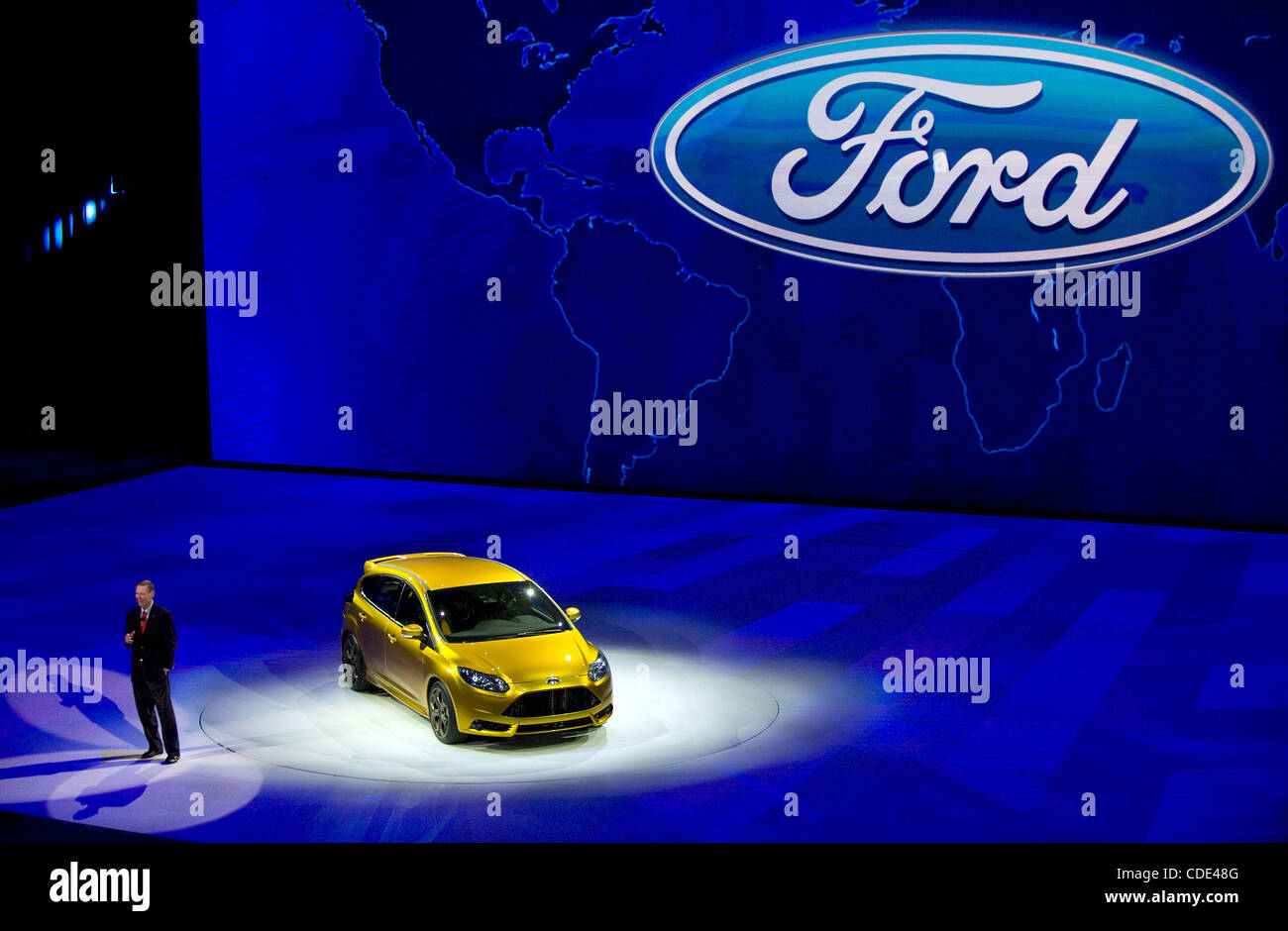 Enero 10, 2011 - Detroit, Michigan, EE.UU. - Ford CEO Alan Mulally muestra  un eléctrico Ford Focus de 4 puertas que será construido en 2012, durante  el North American International Auto Show