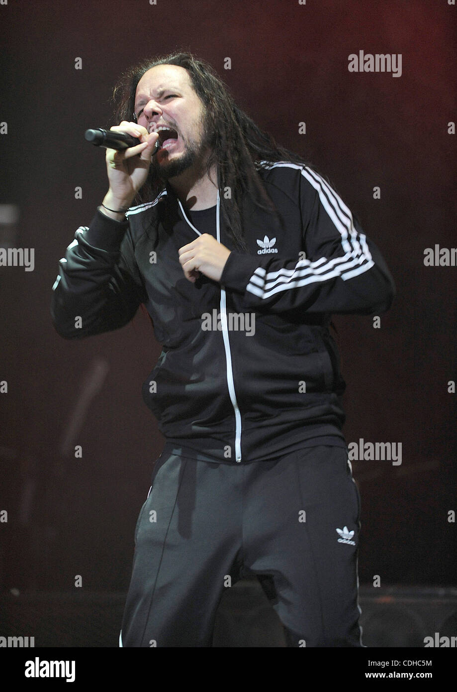 Febrero 2011 Fayetteville, Carolina del Norte, EE.UU. - El cantante Jonathan Davis de Korn la banda realiza en vivo como parte de la música como un arma Tour como se