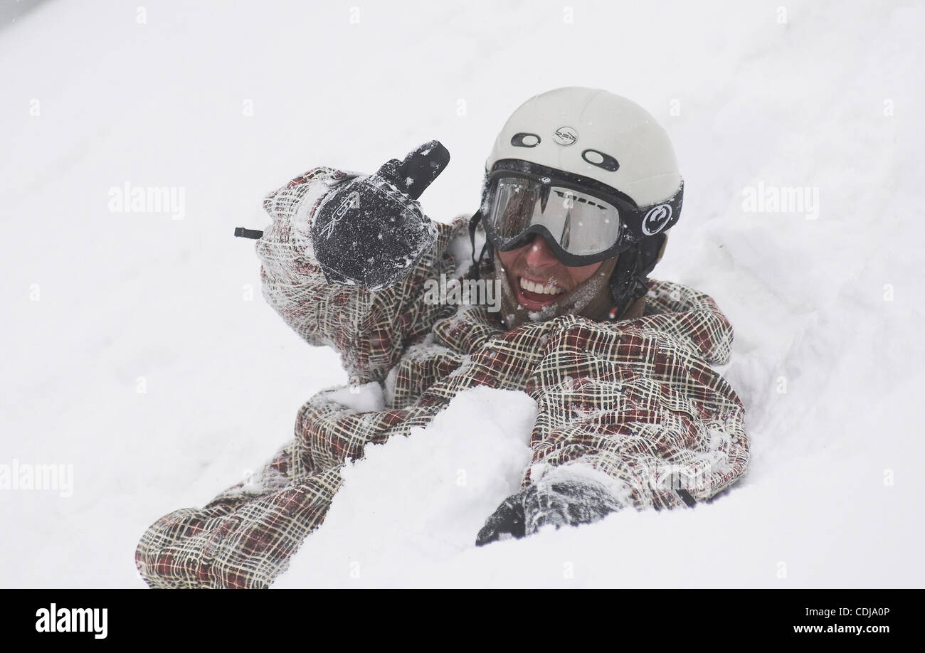 20 Feb, 2011 - Pagosa Springs, Colo, USA - 20 Feb, 2011. Un snowboarder en Wolf Creek Ski Area revels en el polvo fresco después de la caída de nieve de totales tanto como 15 pulgadas se desaceleró el tráfico de vehículos como las tripulaciones trabajaron para despejar la nieve de Wolf Creek Pass en el suroeste de Colorado cerca de Pagosa Springs, Colora Foto de stock