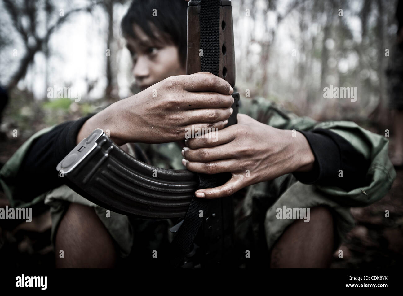 Los niños soldado de la guerrilla del Batallón 101 del ejército rebelde  Karen KNLA a su puesto en la línea de frente cerca de Wally, tras los  enfrentamientos se intensificaron en los