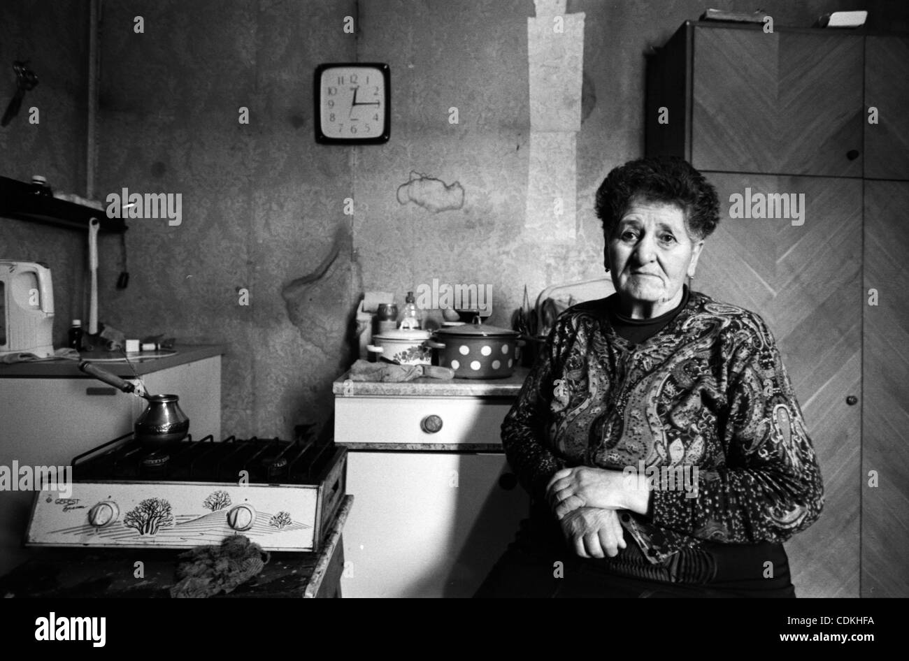 La gente vive en los contenedores, después de 23 años. Asia, Armenia, Gyumri, 06.03.2011: de Gyumri (ex Leninakan) sufridos por el terremoto de diciembre 7, 1988. El epicentro del terremoto fue en la ciudad de Spitak, matando a 25.000 personas. En Gyumri más de 20.000 apartamentos y casas privadas fueron arruinadas y Foto de stock