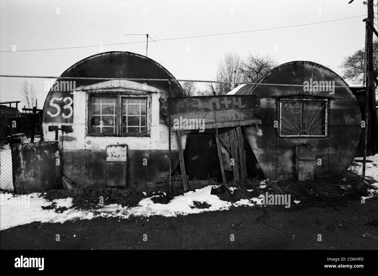 La gente vive en los contenedores, después de 23 años. Asia, Armenia, Gyumri, 06.03.2011: de Gyumri (ex Leninakan) sufridos por el terremoto de diciembre 7, 1988. El epicentro del terremoto fue en la ciudad de Spitak, matando a 25.000 personas. En Gyumri más de 20.000 apartamentos y casas privadas fueron arruinadas y Foto de stock