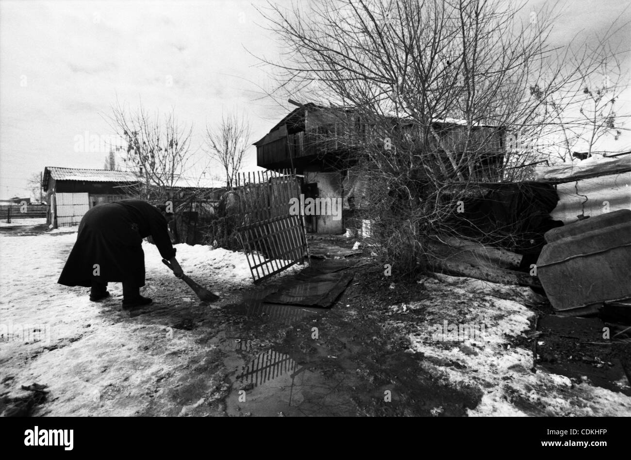 La gente vive en los contenedores, después de 23 años. Asia, Armenia, Gyumri, 06.03.2011: de Gyumri (ex Leninakan) sufridos por el terremoto de diciembre 7, 1988. El epicentro del terremoto fue en la ciudad de Spitak, matando a 25.000 personas. En Gyumri más de 20.000 apartamentos y casas privadas fueron arruinadas y Foto de stock