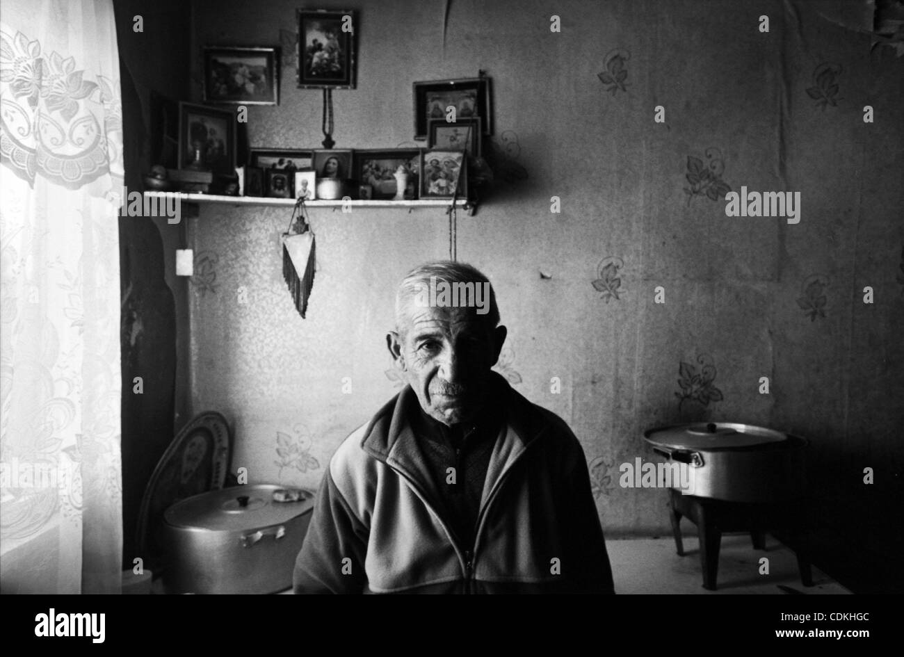 La gente vive en los contenedores, después de 23 años. Asia, Armenia, Gyumri, 06.03.2011: de Gyumri (ex Leninakan) sufridos por el terremoto de diciembre 7, 1988. El epicentro del terremoto fue en la ciudad de Spitak, matando a 25.000 personas. En Gyumri más de 20.000 apartamentos y casas privadas fueron arruinadas y Foto de stock