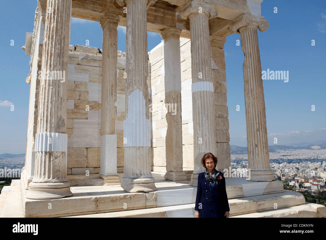 Marzo 23, 2011 - Atenas, Grecia - La Reina Sofía de España visita el  recientemente restaurado, el Templo de Atenea Nike (Nike Apteros) o Athena  Victoria sobre la colina de la Acrópolis. (