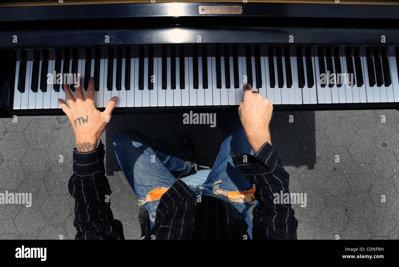 Interpretativo silencio Patria Junio 4, 2011 - Manhattan, Nueva York, EE.UU. - Colin Huggins del East  Village ruedas $9.000 G1 Yamaha baby grand piano medir más de 5 pies de  largo y pesan cerca de