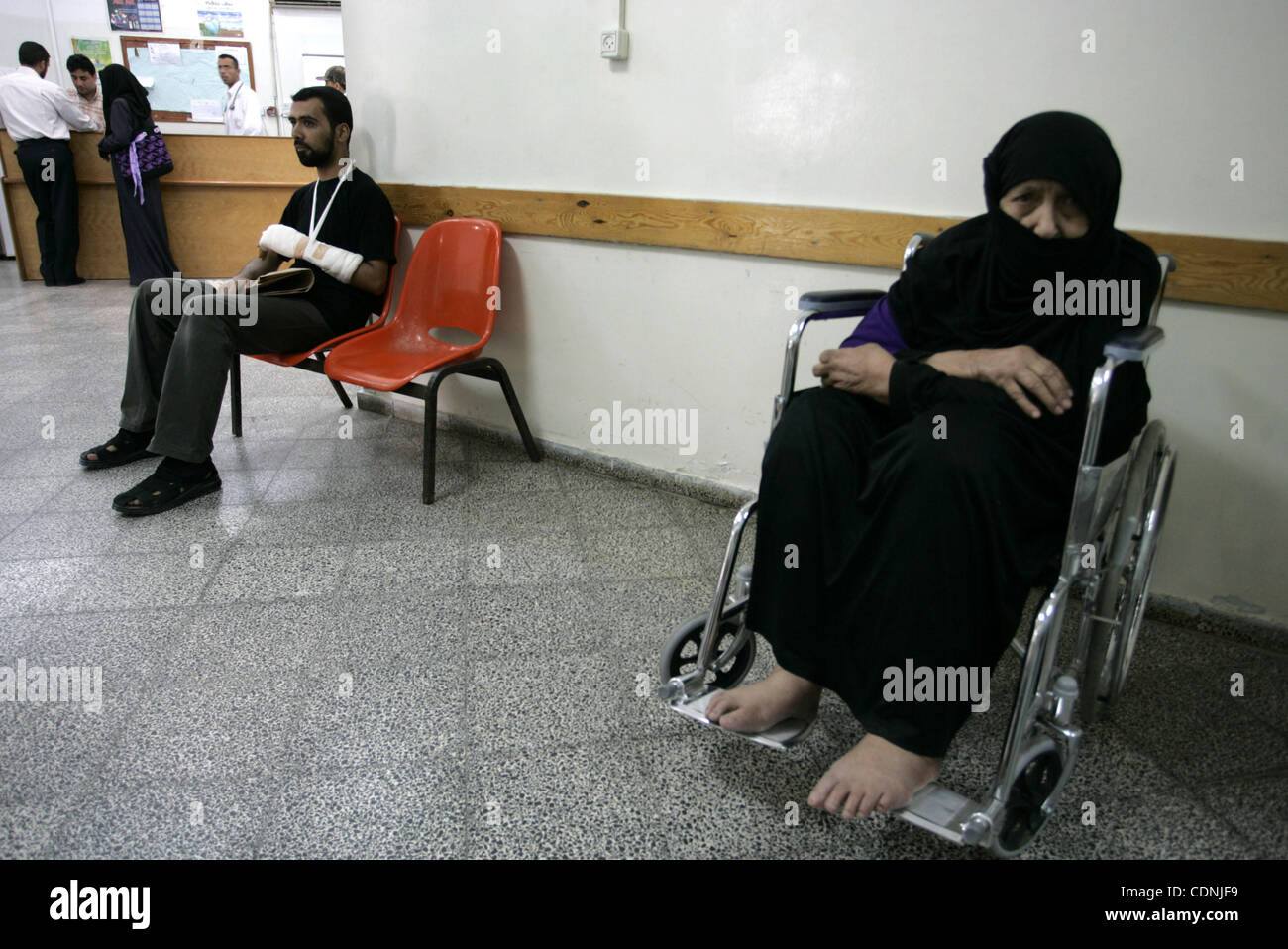 Los pacientes palestinos espere a recibir tratamiento en el hospital Al Najjar en Rafah, en el sur de la Franja de Gaza el 14 de junio de 2011. El ministerio de salud palestino en Gaza anunció que el enclave costero está abocada a una crisis sanitaria sin precedentes. Foto por Abed Rahim Khatib Foto de stock