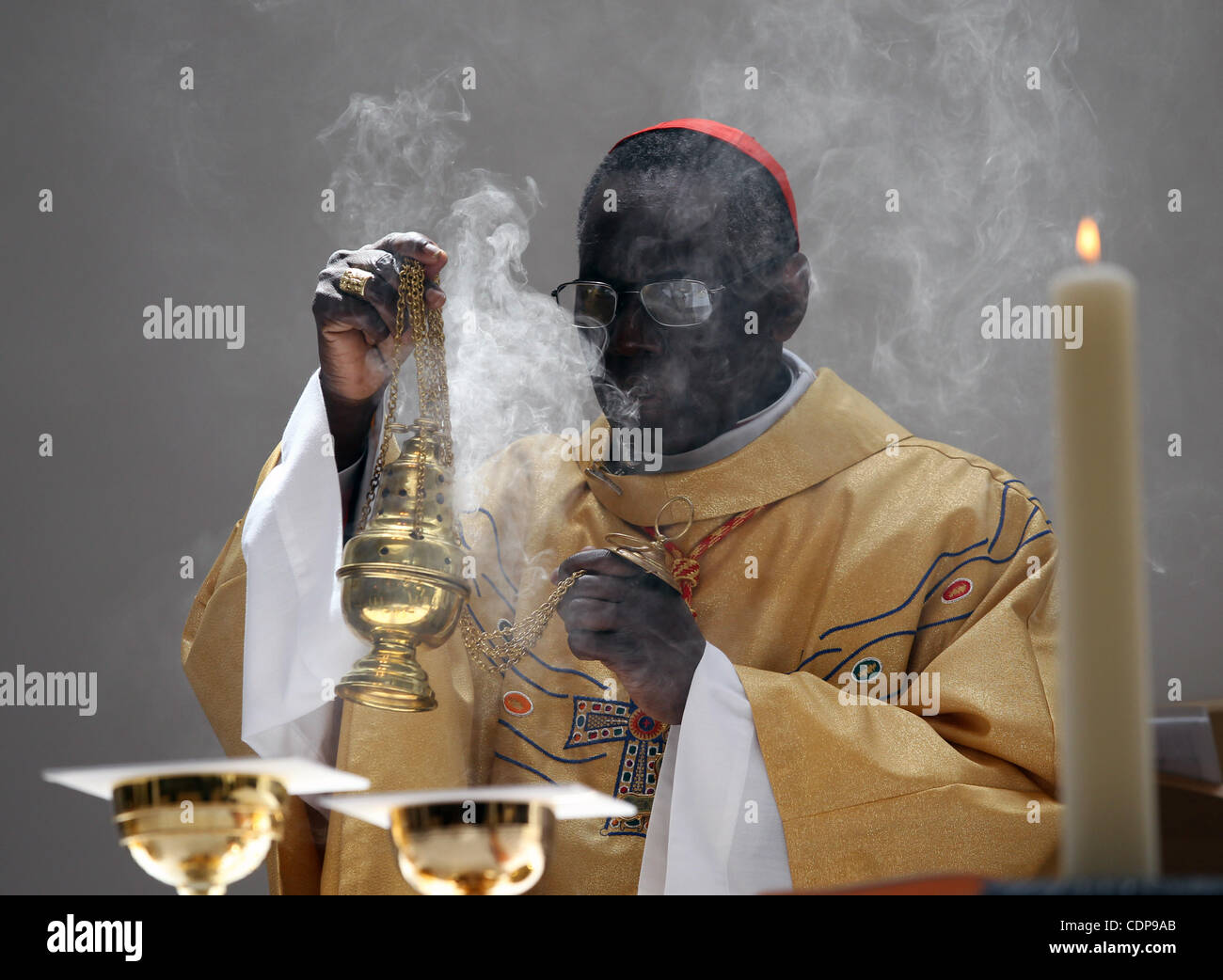 Mayo 15, 2011 - Sendai, Miyagi, Japón - El Cardenal Robert Sarah asiste a  la misa por el gran terremoto y tsunami en la Iglesia Mototerakoji católica  el 15 de mayo de