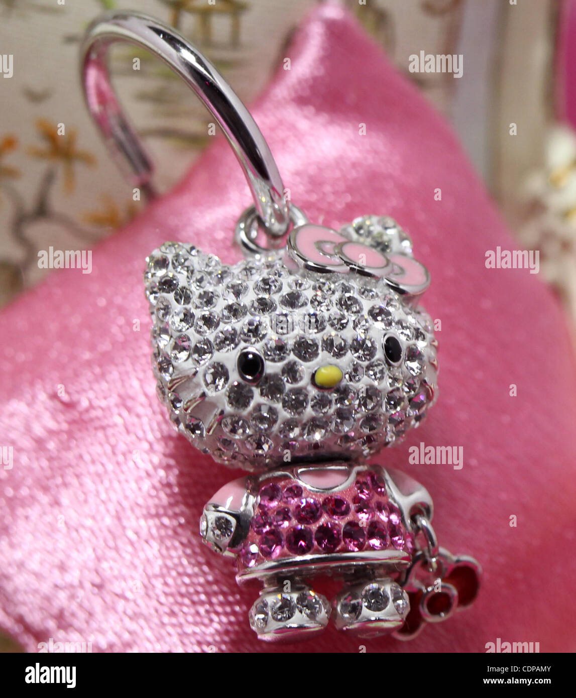 Junio 29, 2011 - Tokio, Japón - Hello Kitty joyas colaboró con Swarovski se  encuentran en la pantalla durante un evento ''SWAROVSKI presenta 'Casa o  Kitty''' en la colina Omotesando en Tokio,