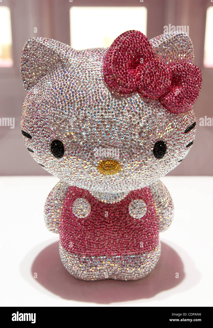 Junio 29, 2011 - Tokio, Japón - Hello Kitty objetos hechos por 20.000  Swarovski Elements se encuentran en la pantalla durante un evento '' SWAROVSKI presenta 'Casa o Kitty''' en la colina Omotesando