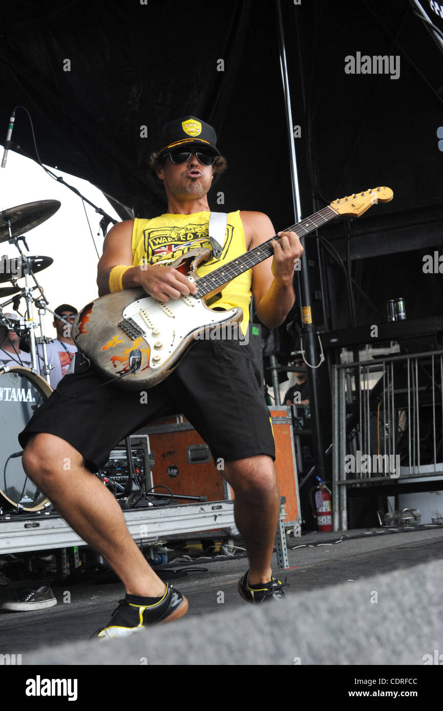 Julio 4, 2011 - Ventura, CA, EE.UU. - Músico- KALEO WASSMAN guitarra y voz  de la pimienta de la banda tocando en vivo en el Van's Warped Tour 2011 en  Ventura, CA...el